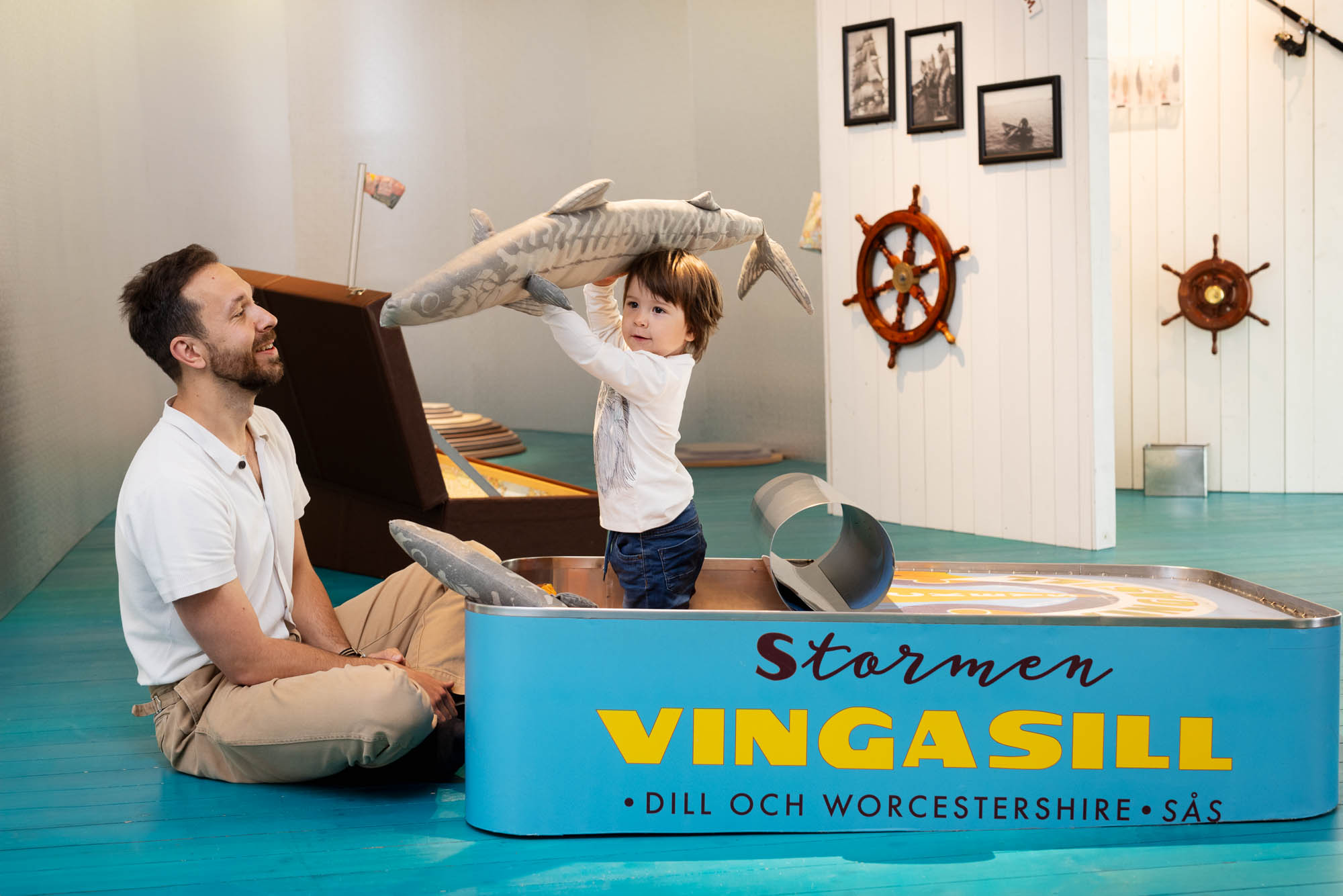 Barn aktiverar sig på ett museum.