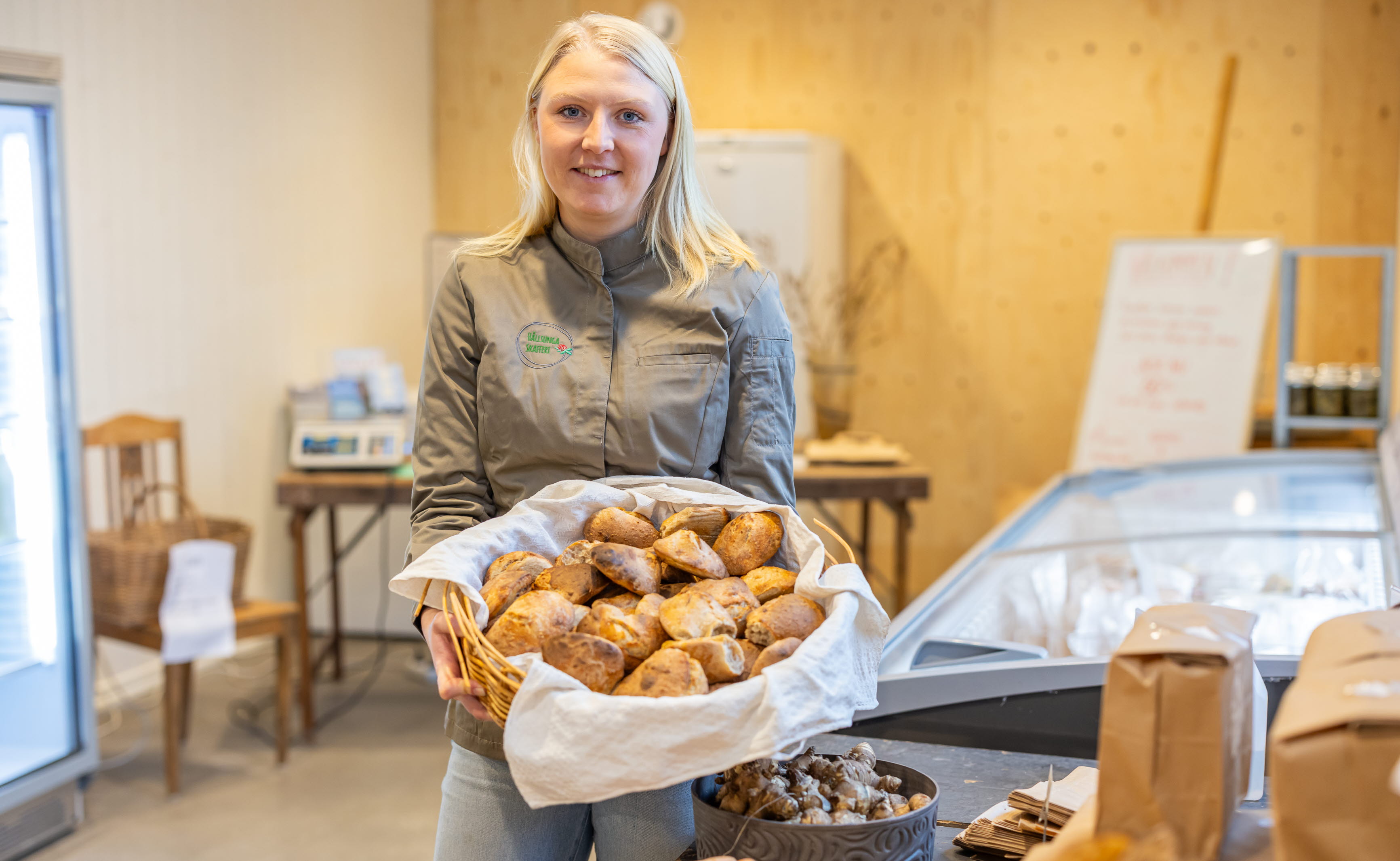 Bonden Amanda i butiken på Hållsunga skafferi och gårdsbutik