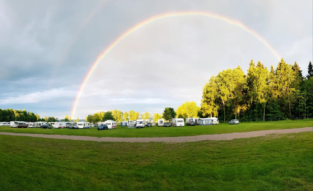 Regnbåge över Breviks Camping & Ställplats