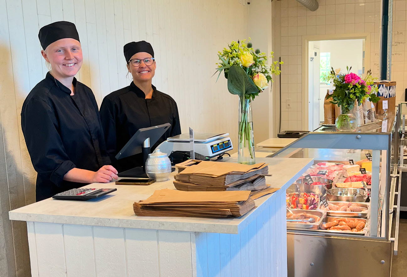 Butiken med personal på Hållsunga skafferi och gårdsbutik