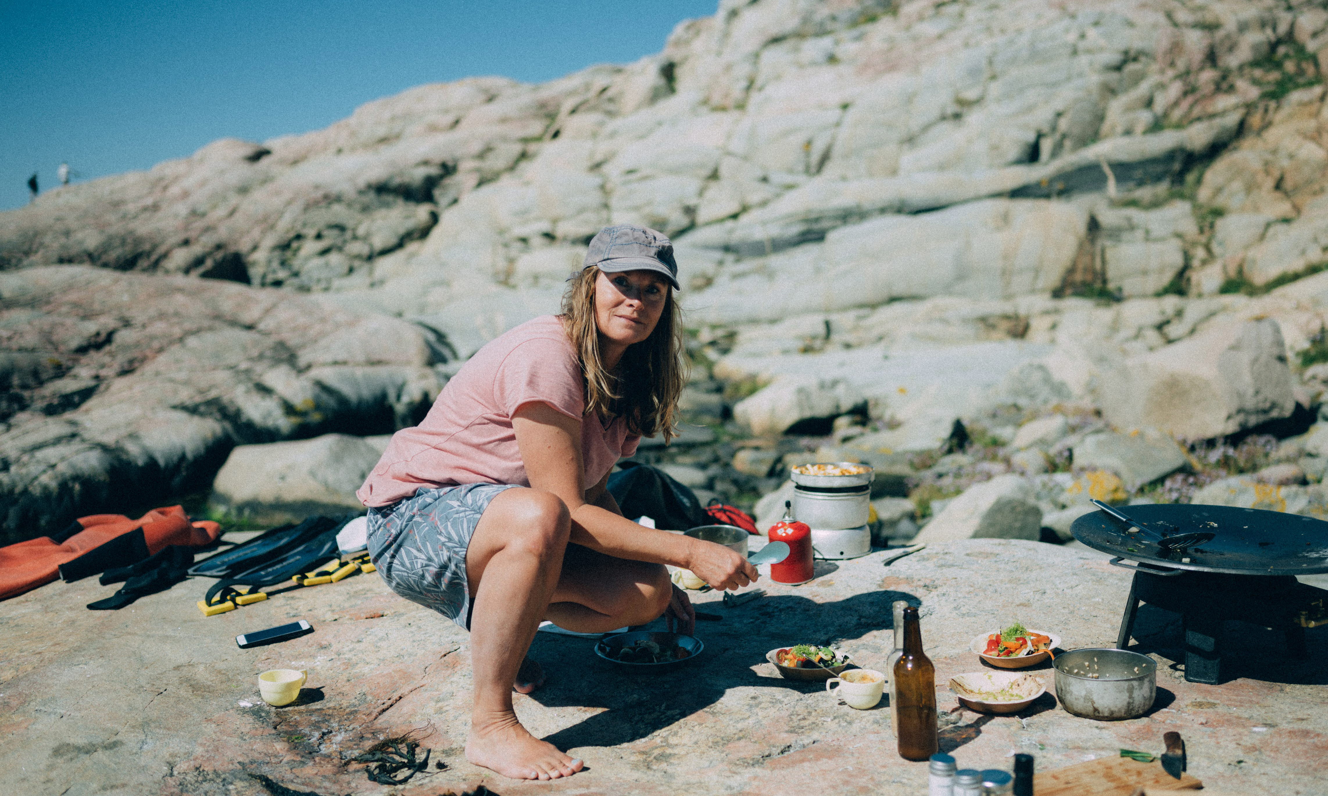 Cooking seaweed outdoors on a sunbaked rock i the archipelago