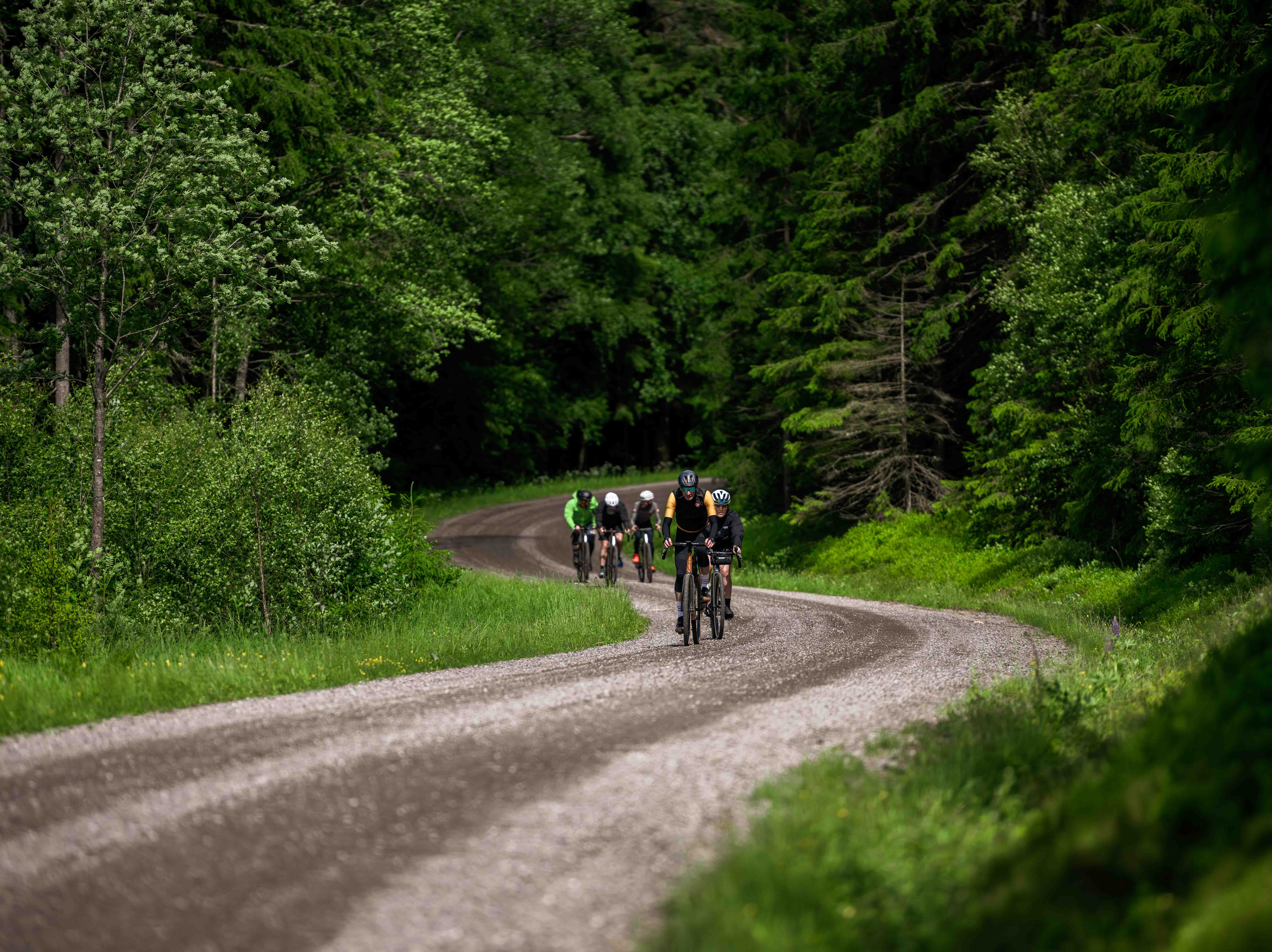 Cykling på grusvägar i lantlig miljö.