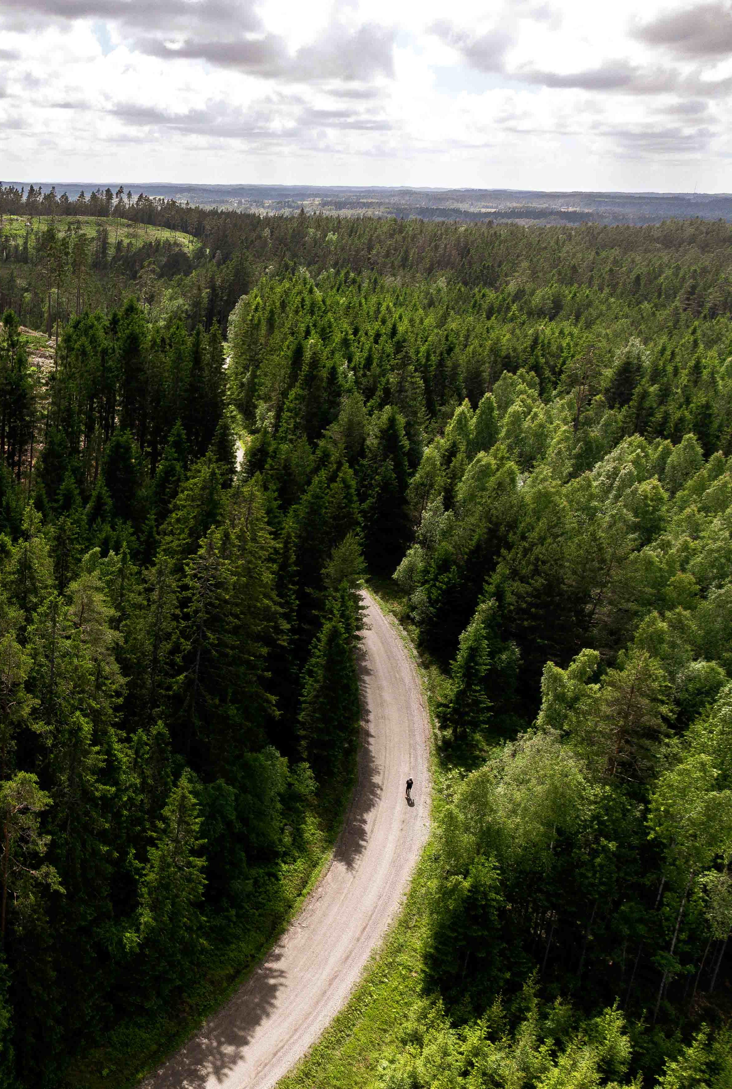 Cykling på grusvägar i lantlig miljö.