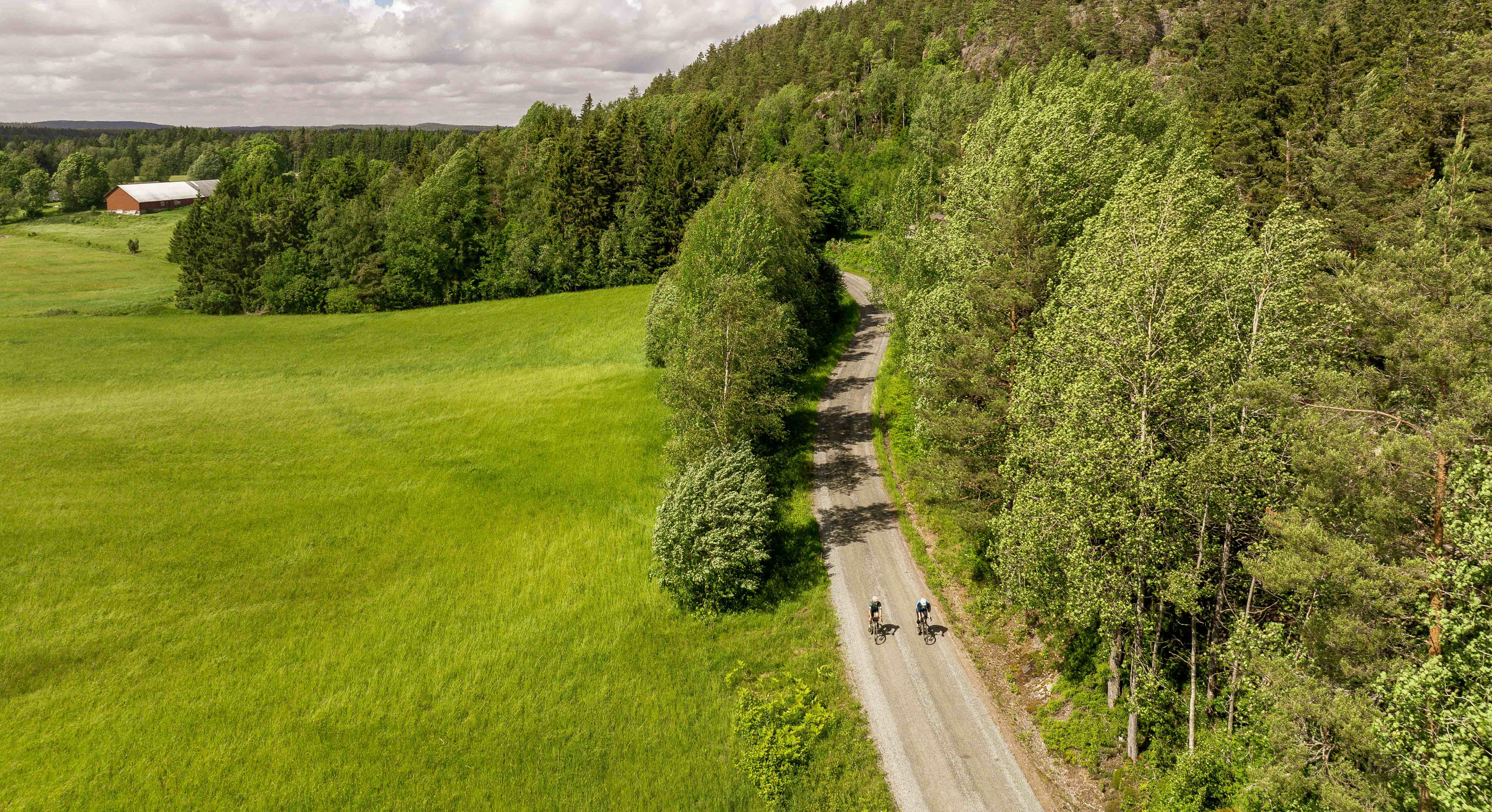 Cykling på grusvägar i lantlig miljö.