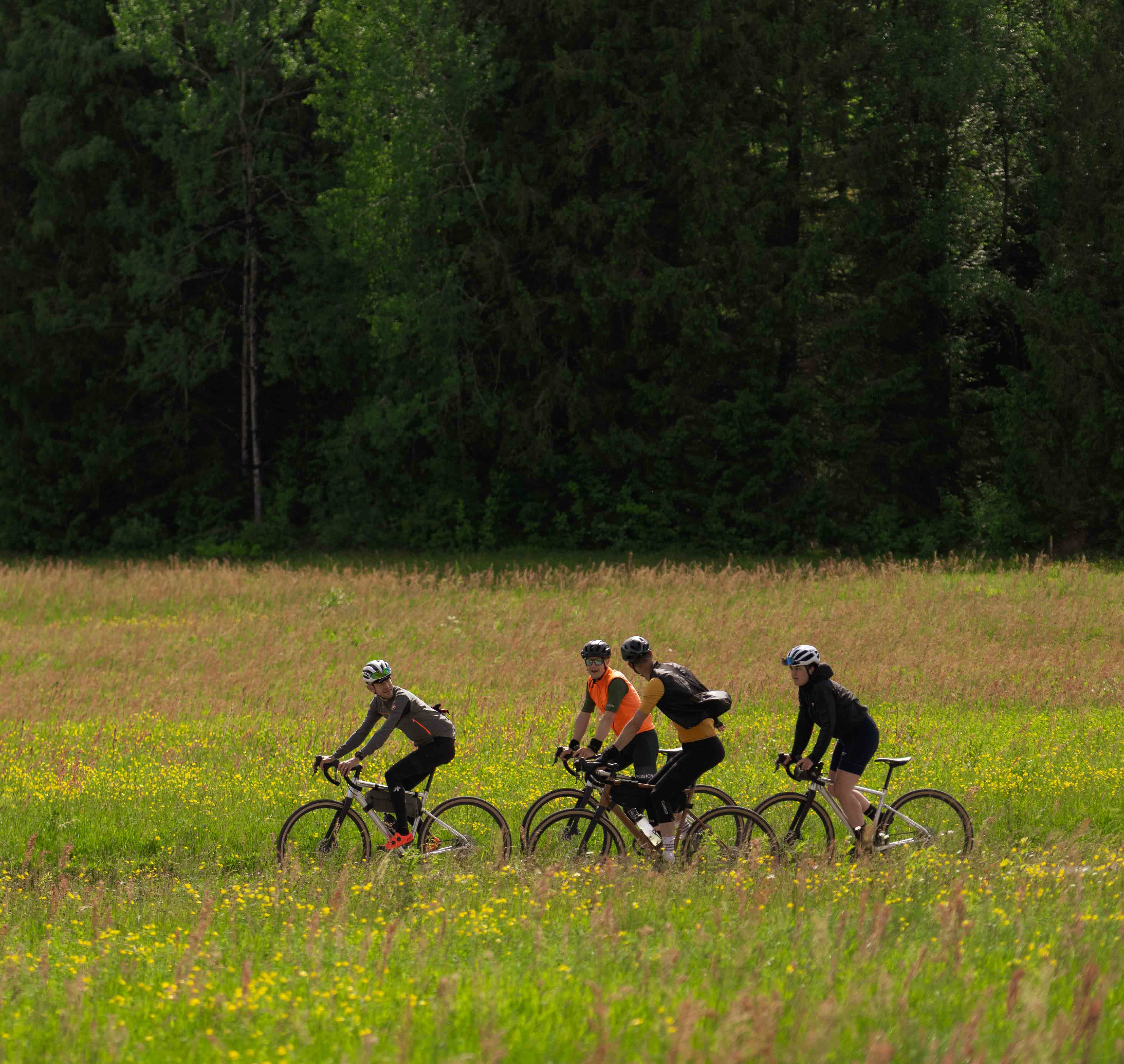 Cykling på grusvägar i lantlig miljö.