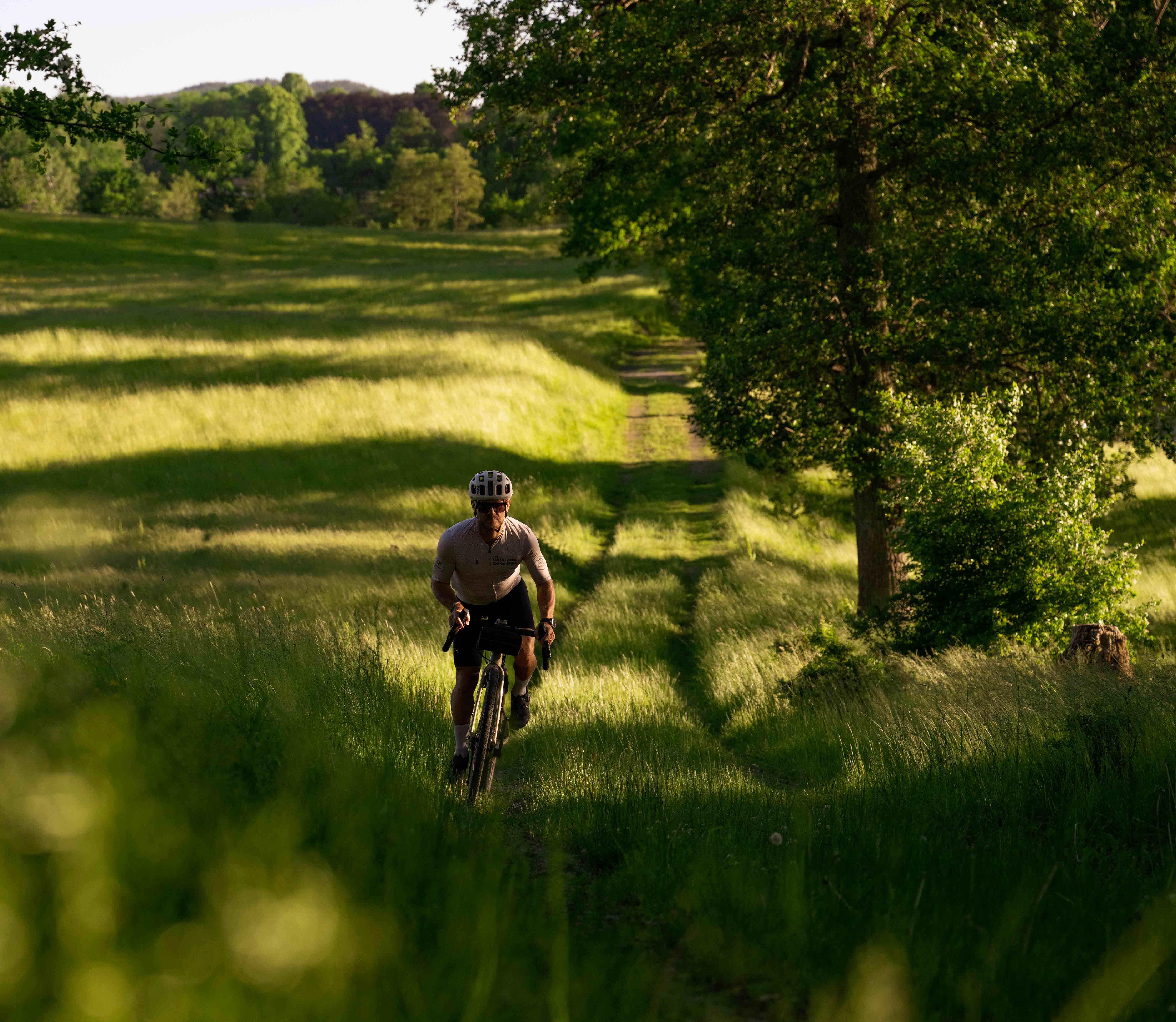 Cykling på grusvägar i lantlig miljö.