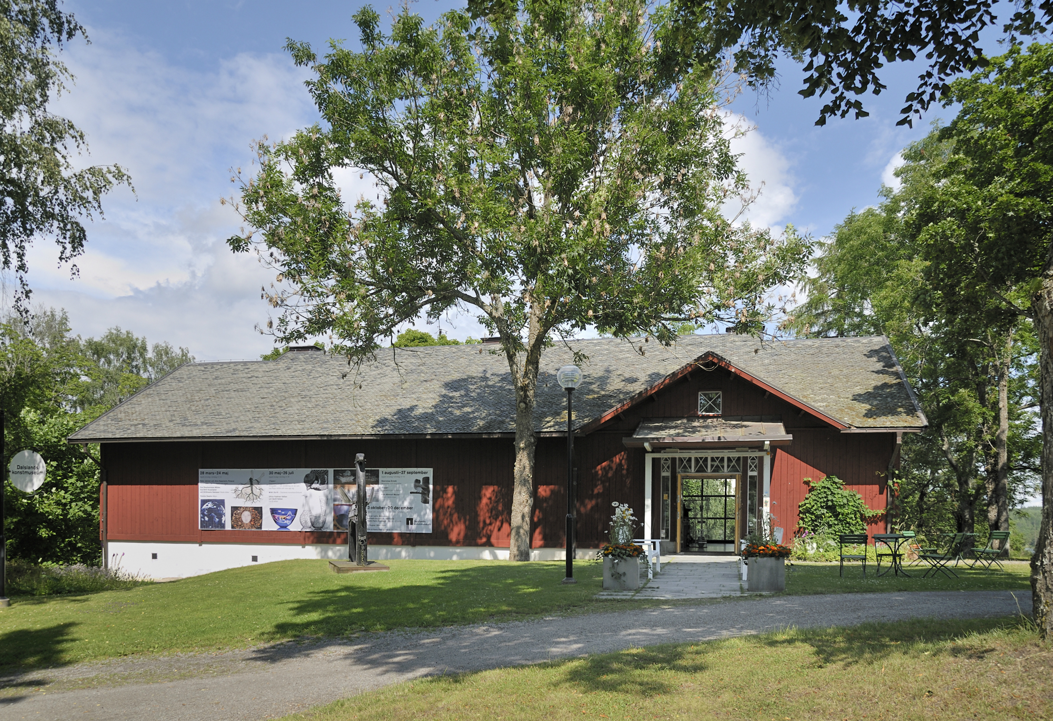 Röd byggnad på Dalslands konstmuseum.