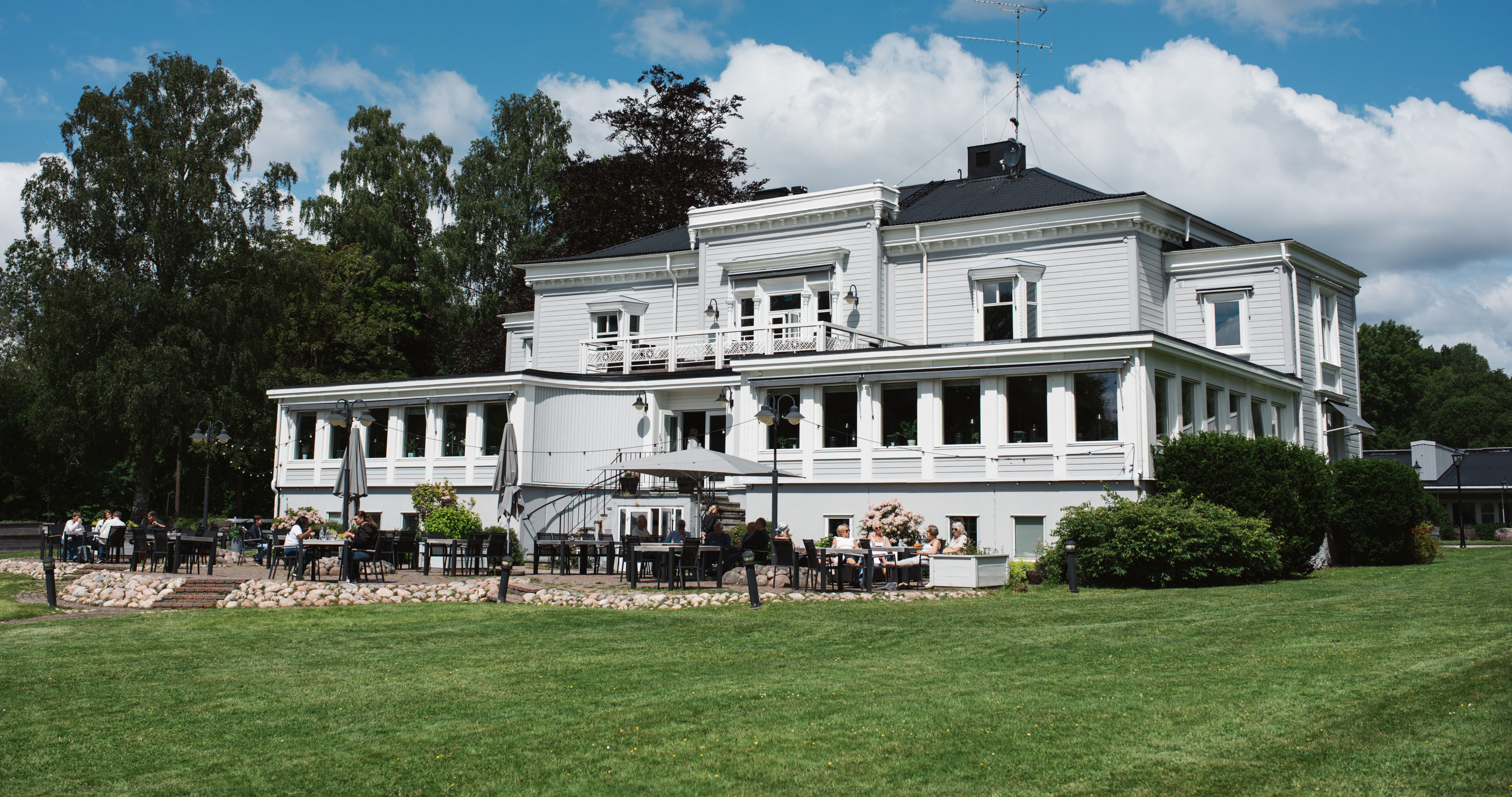 Den imponerande exteriören av Aspenäs Herrgård