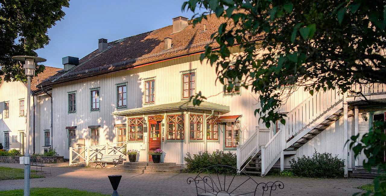 Den solbelysta entrén till Två Skyttlar