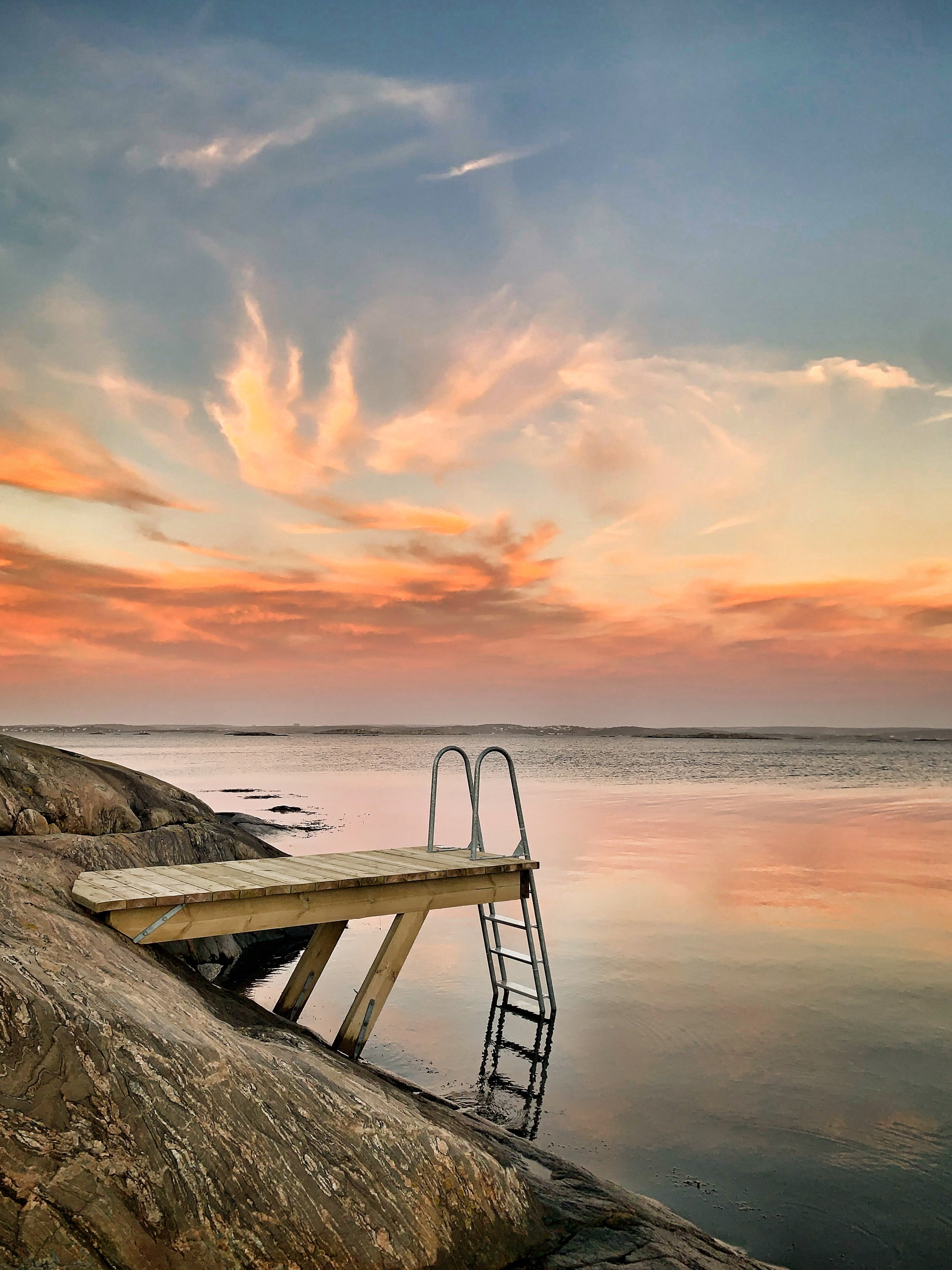 Badstege i solnedgång