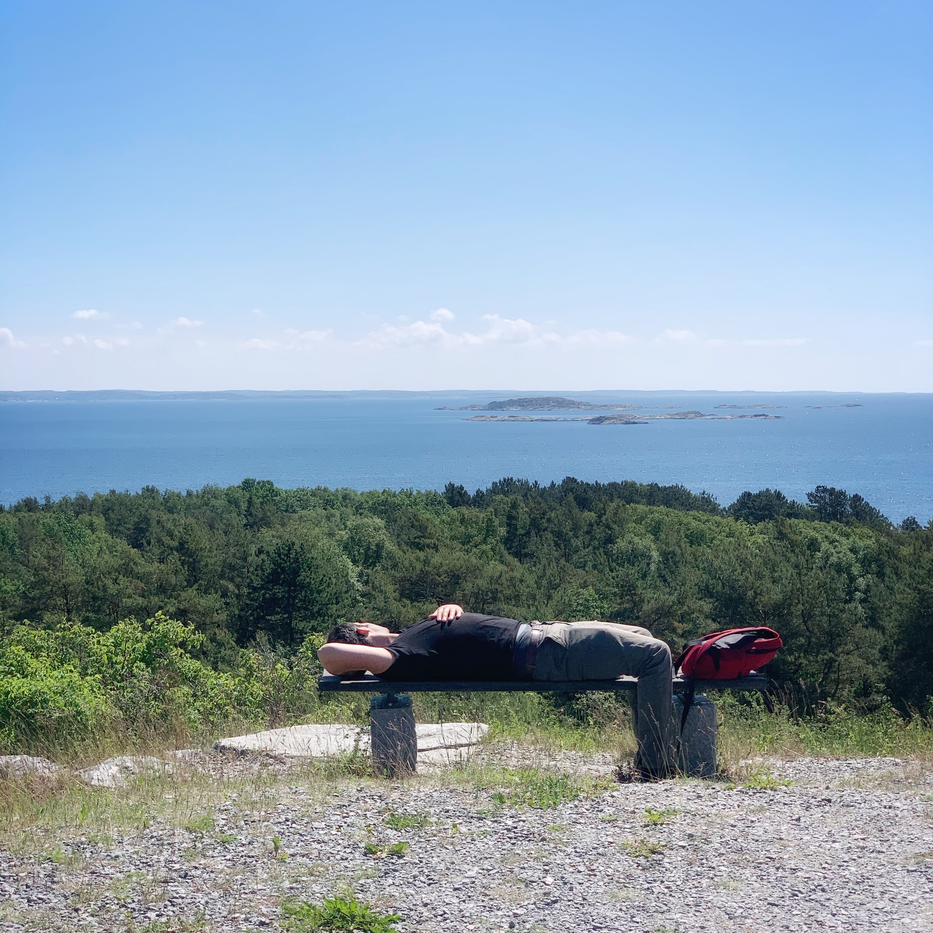 Man på bänk njuter av utsikten från Radarns utsiktsplats