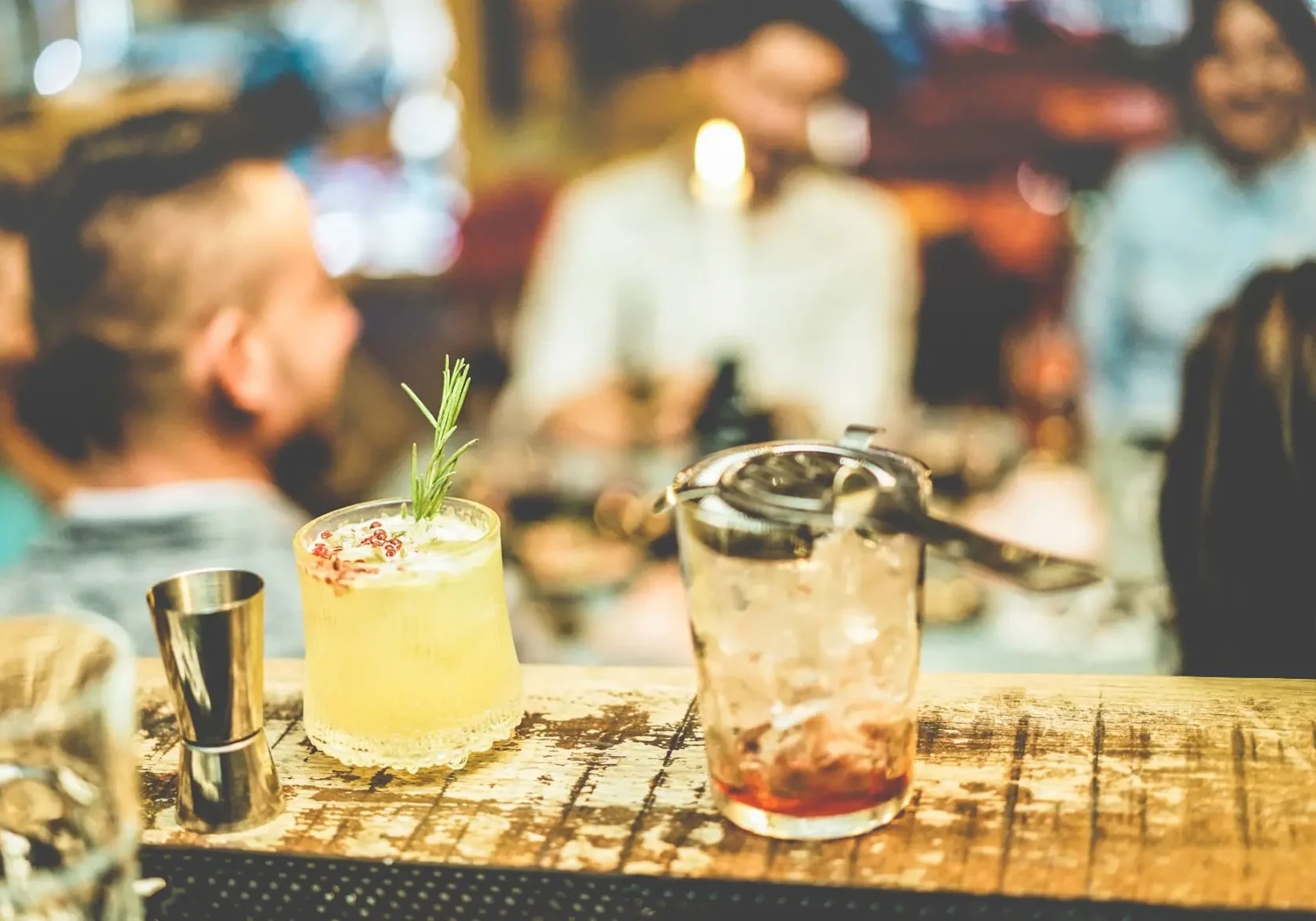 Drinkar i baren på Arena Rinkenäs