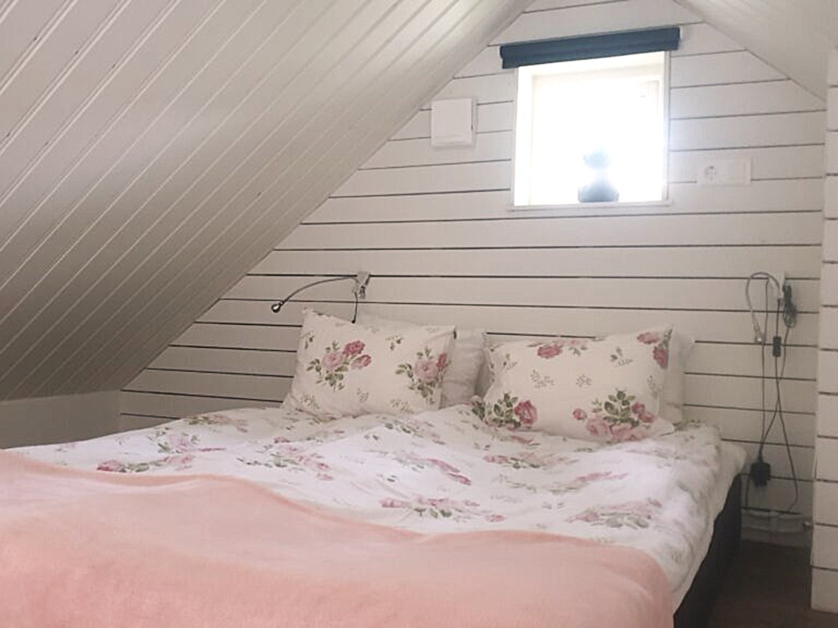 En mysig loftsäng för två i Lilla stugan på Café Torpet