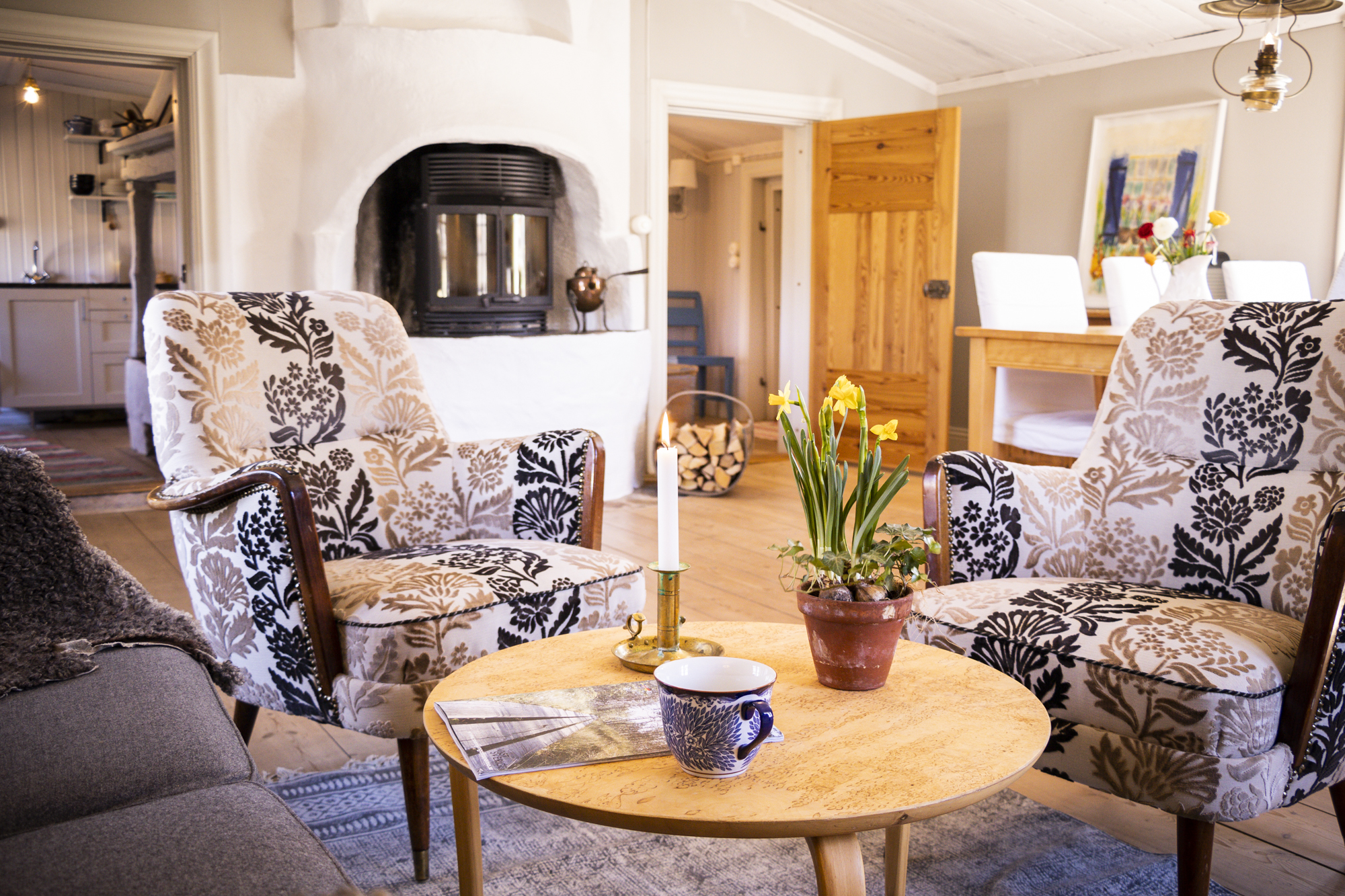 Vardagsrummet med två fotöljer och en kamin