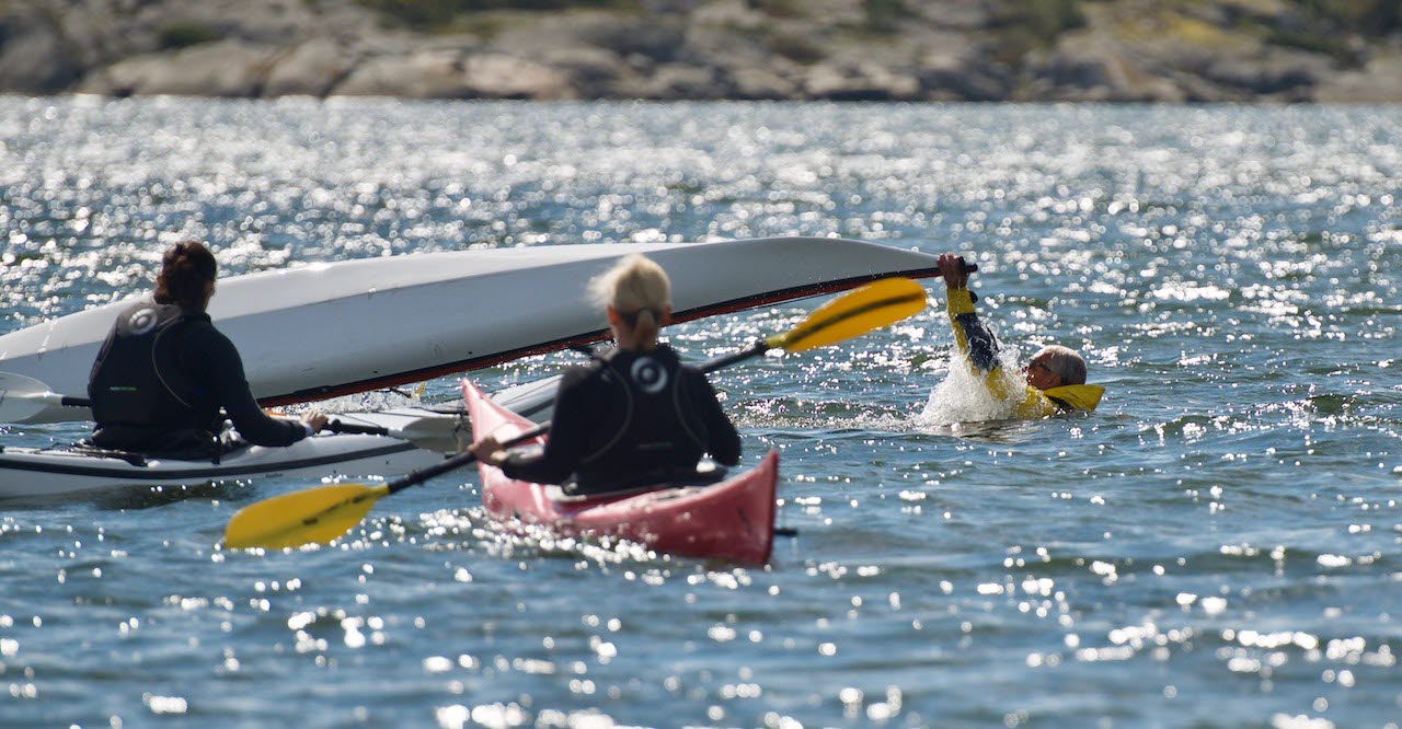 Kajakpaddlare tränar under kurs i Göteborgs skärgård
