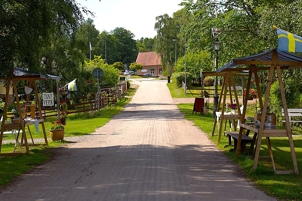 A wide gravelroad in Falkängens hantverksby.