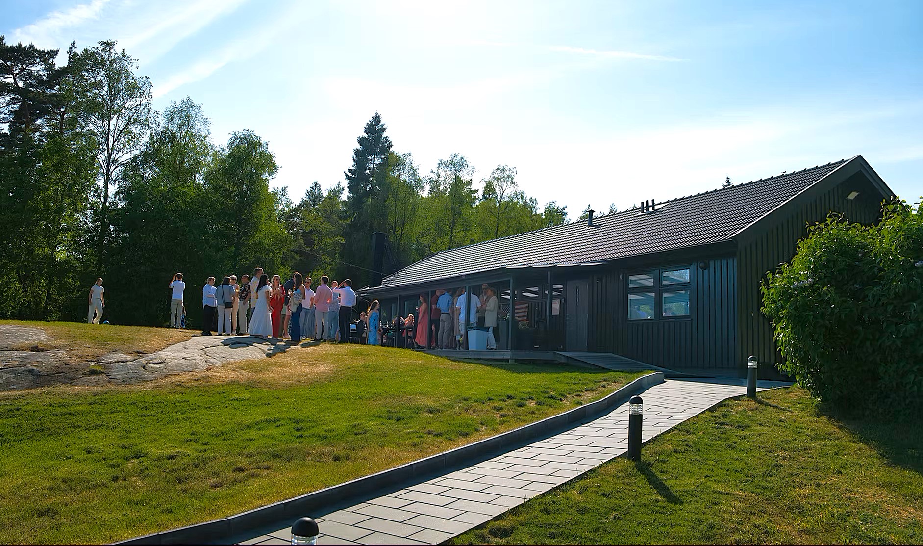 Festdeltagare en solig sommardag på Gråbogården