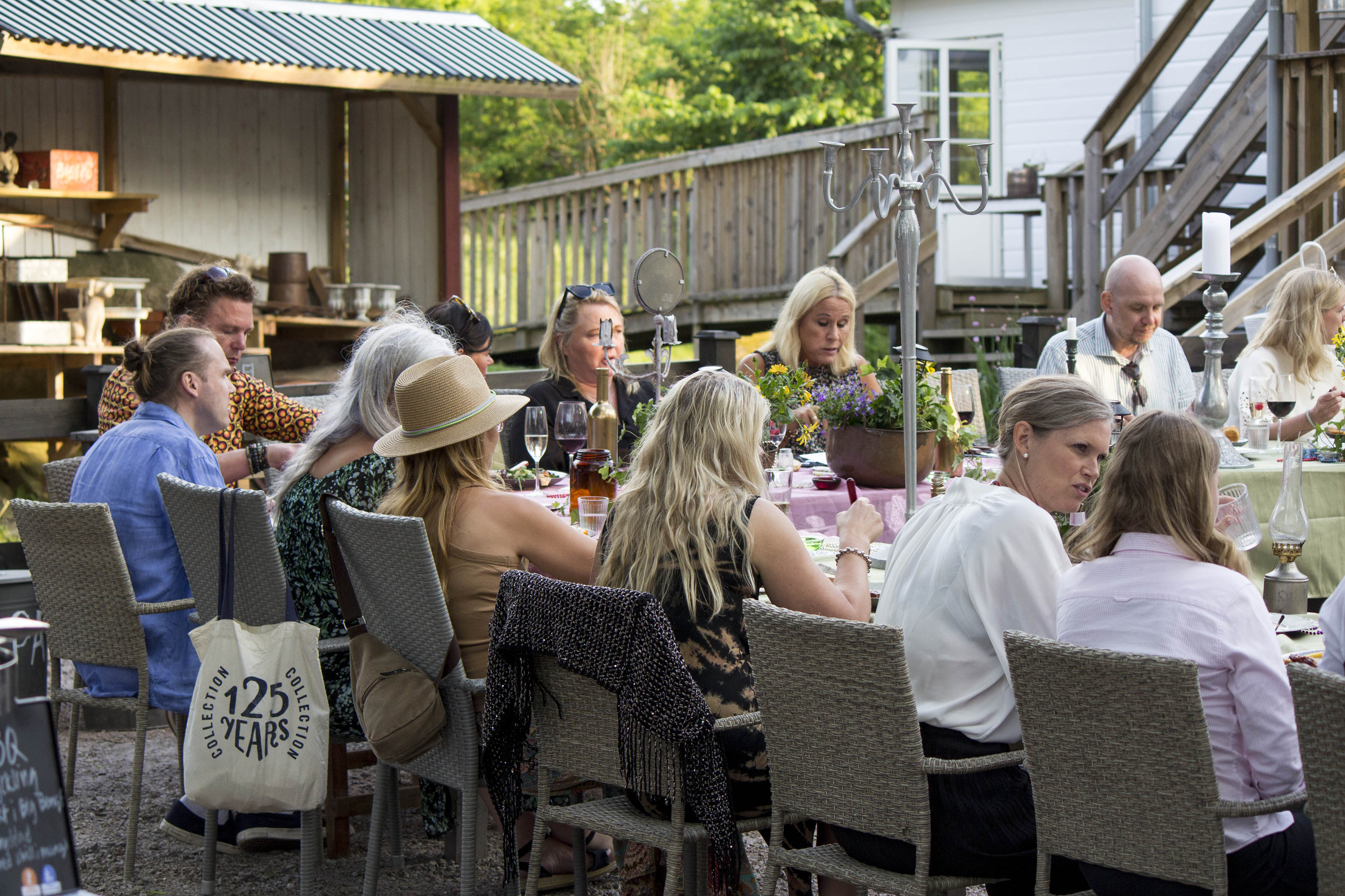 Festlig middag utomhus på Farmlodge