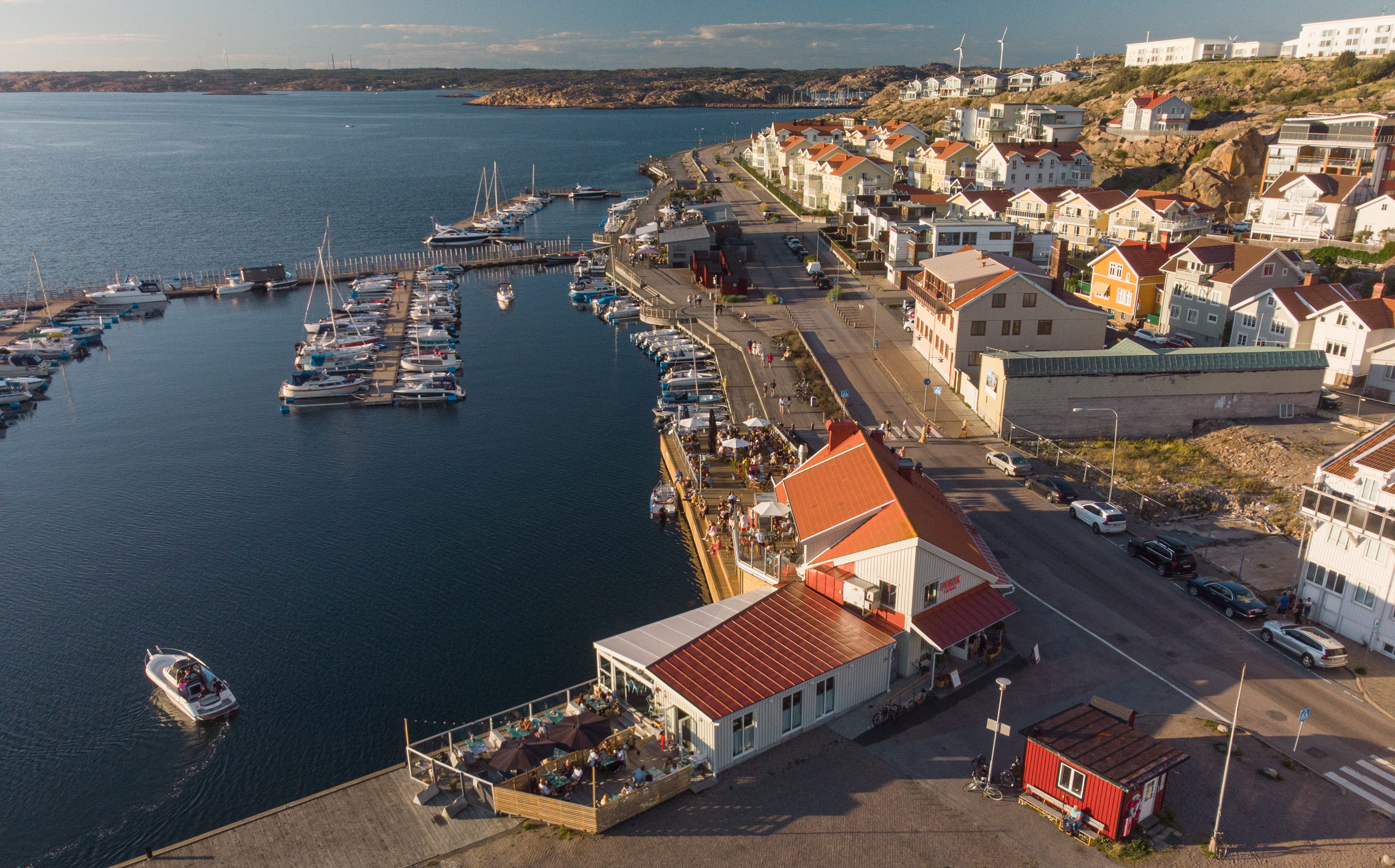 Flygbild över Lysekils norra hamn och ett soligt Publik Mat & Bar