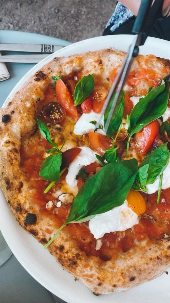 Nygräddad hantverkspizza på Garage Pizza & Vin