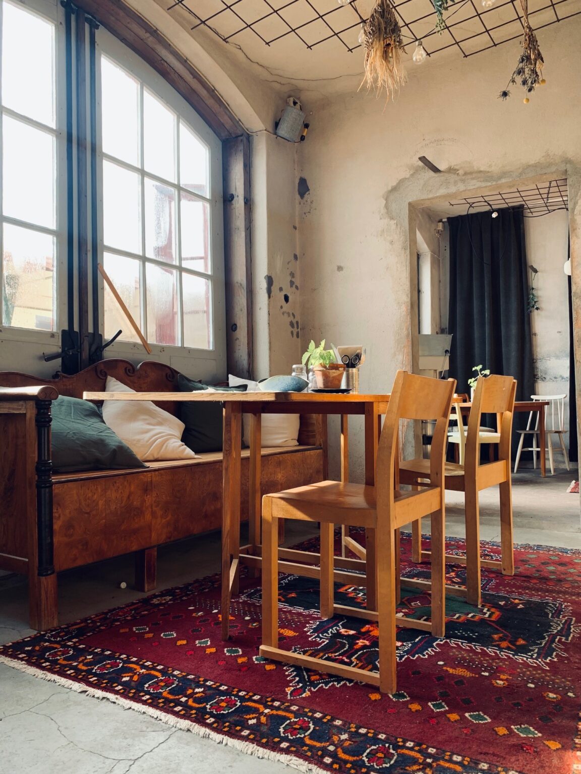 Mysigt middagsbord i det rustika garaget på Garage Pizza & Vin