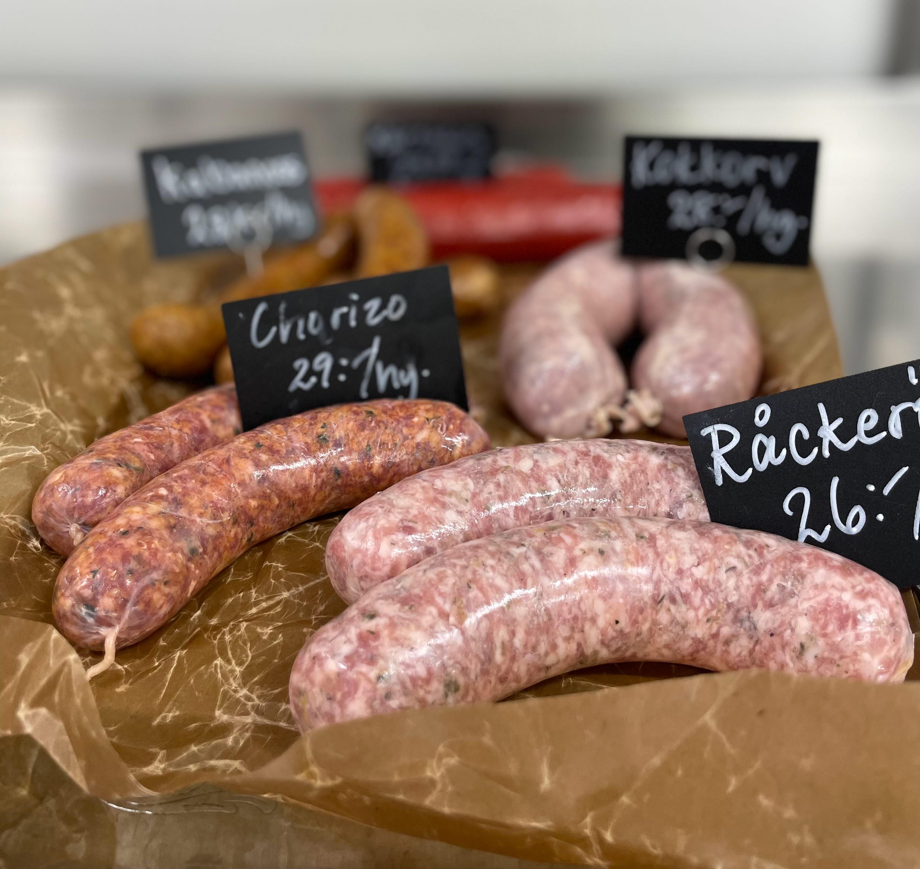 Gårdsproducerade korvar på Hållsunga skafferi och gårdsbutik