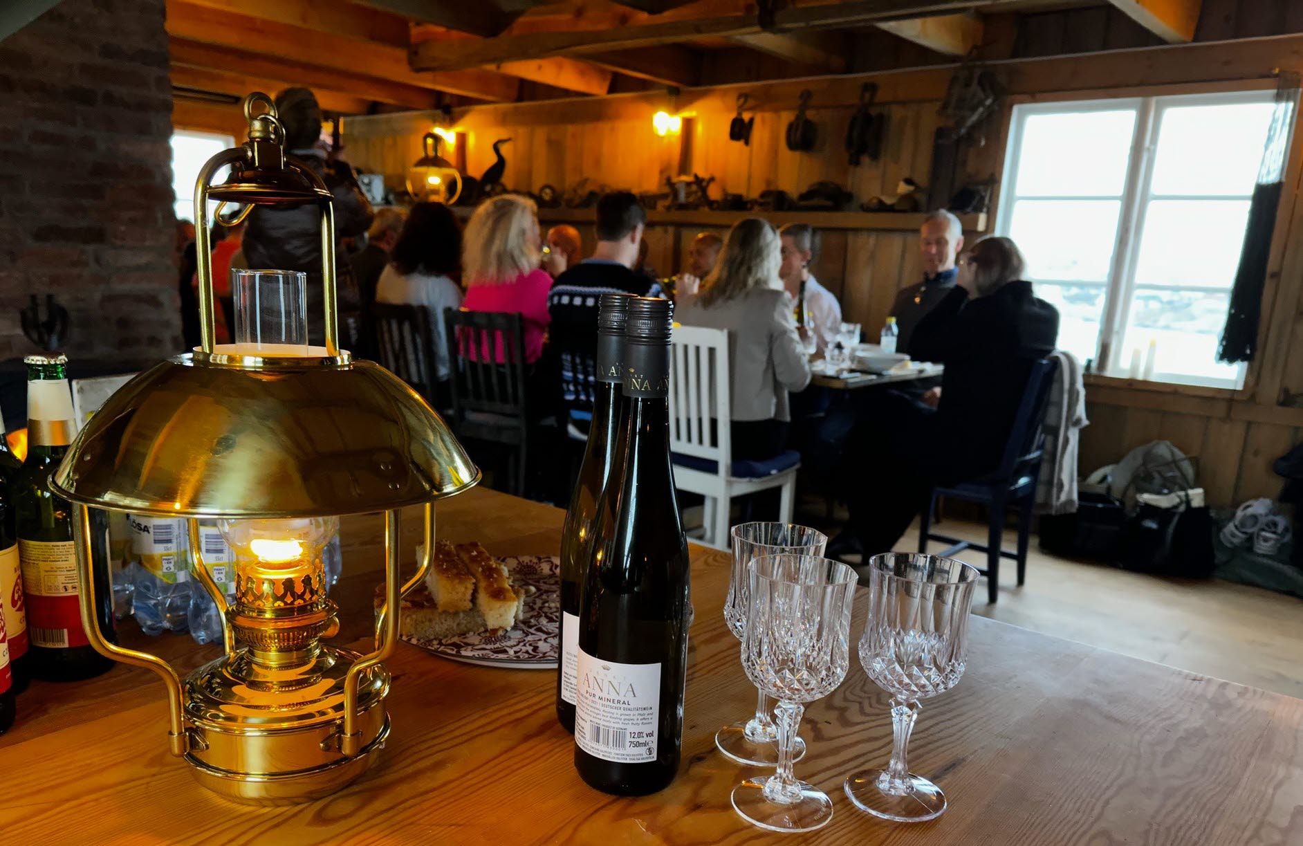 Gäster äter middag i sjöboden på Långholmens Bastubad & Marina Möten