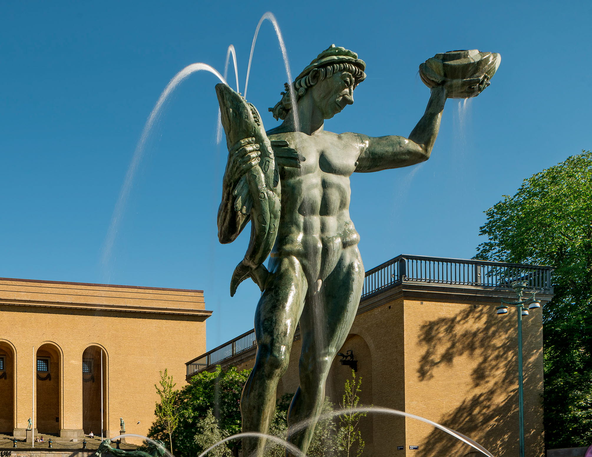 Poseidon som staty, Stor byggnad med valv i bakgrunden.