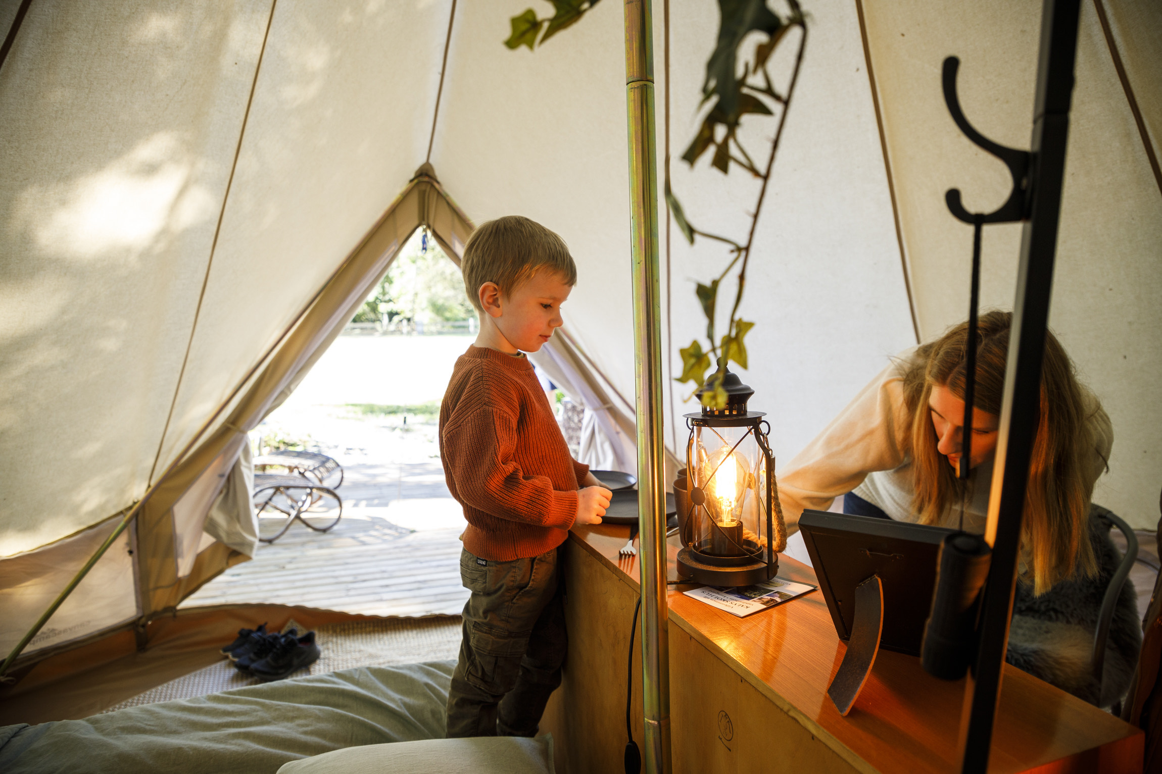 A boy and mother in a glamping tent at Kalvs skolhus