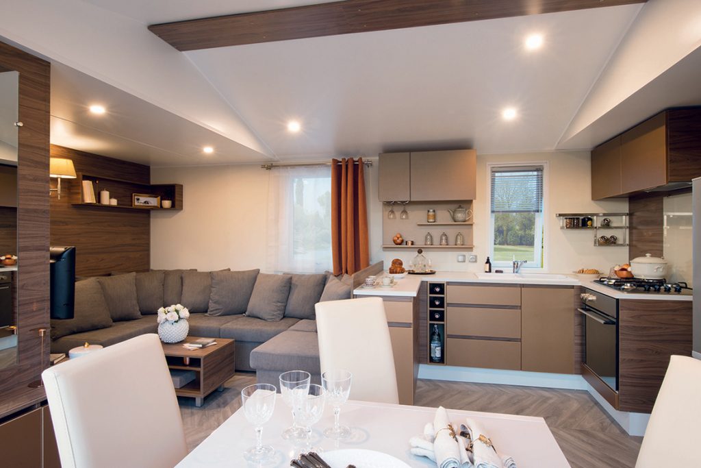 Vardagsrum med köket i stugan på Göteborgs Camping