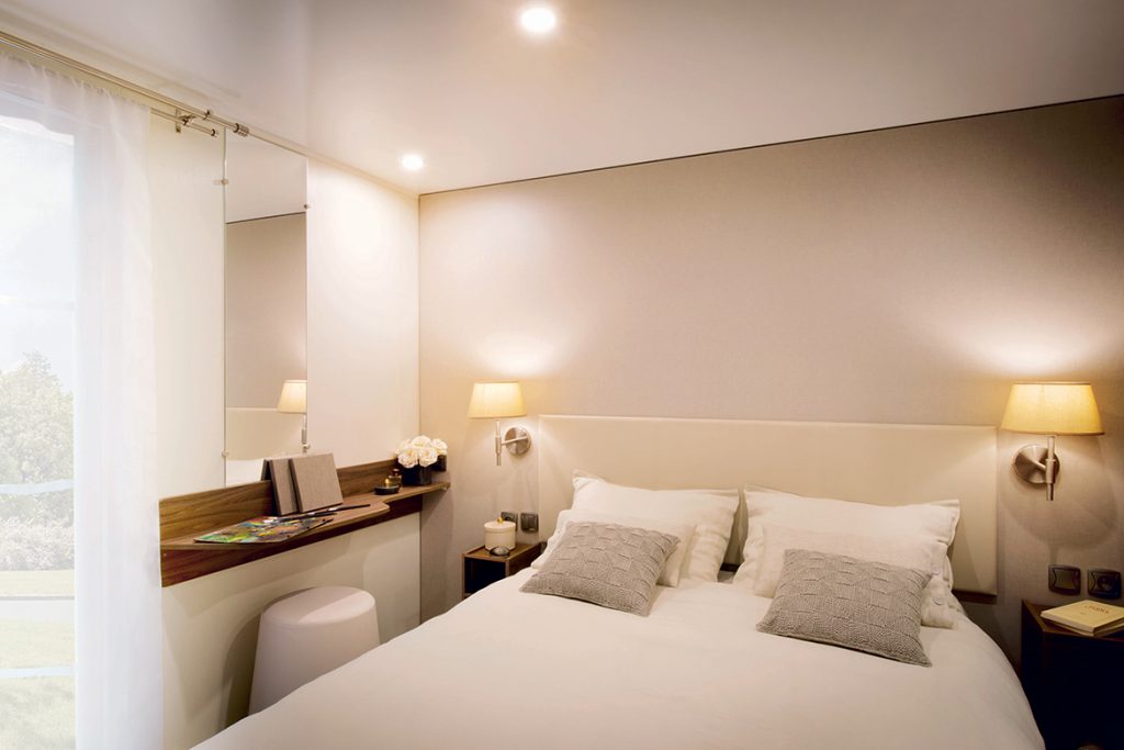 Modernt sovrum i stuga på Göteborgs Camping