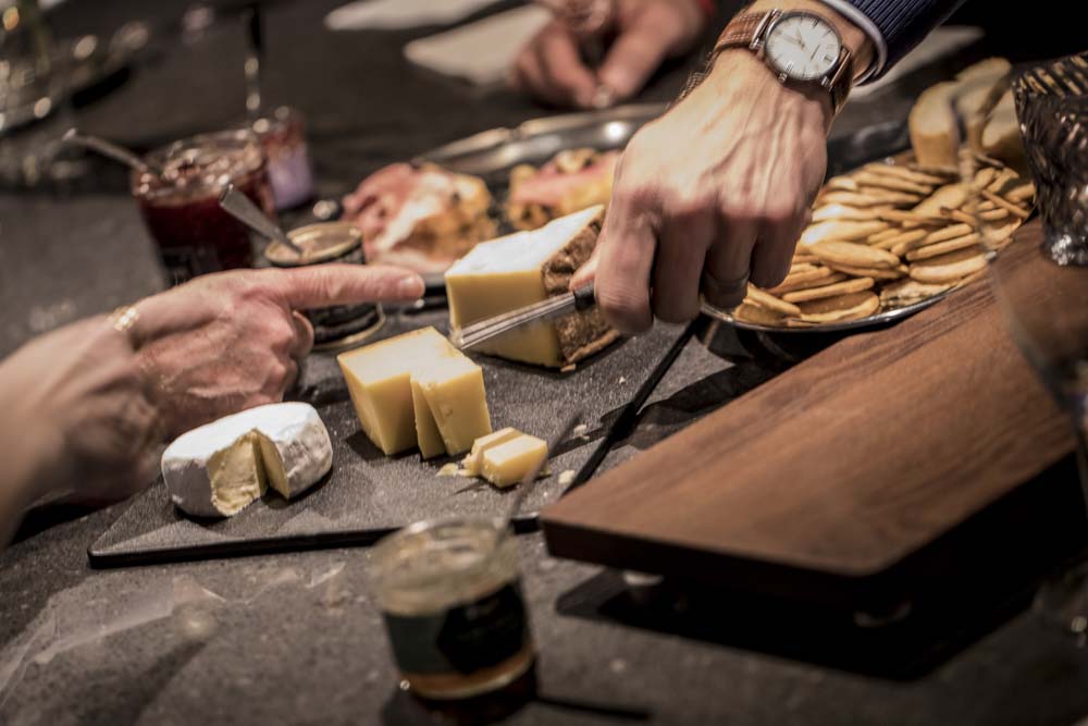 Konferensgäster njuter av ostbricka