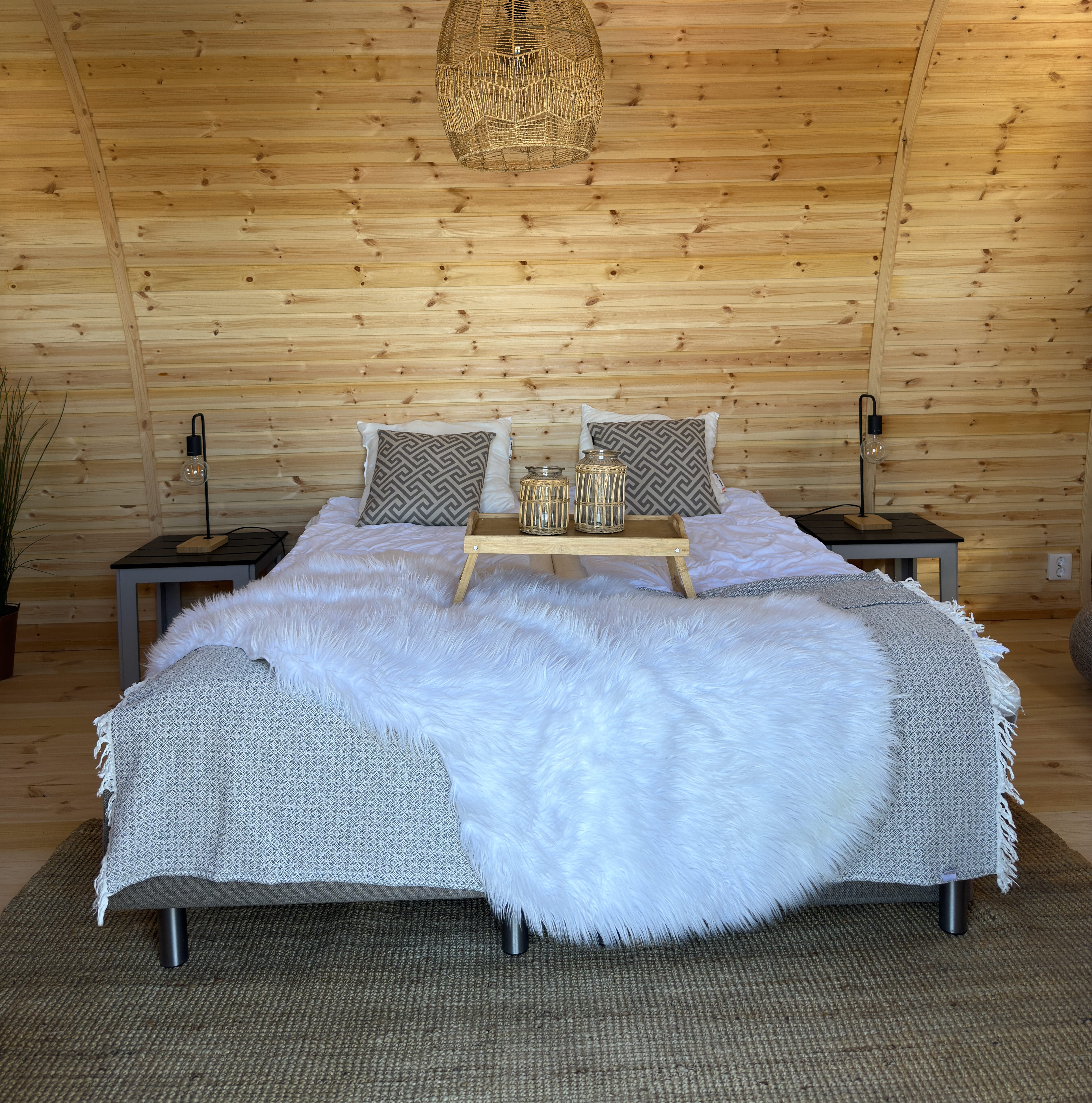 Dubbelsäng och taklampa i Grebbestadfjordens glampingpodd