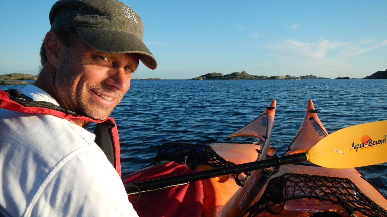 Guiden Stefan von Bothmer i kajak på Kosterfjorden, Koster Kayak Tours