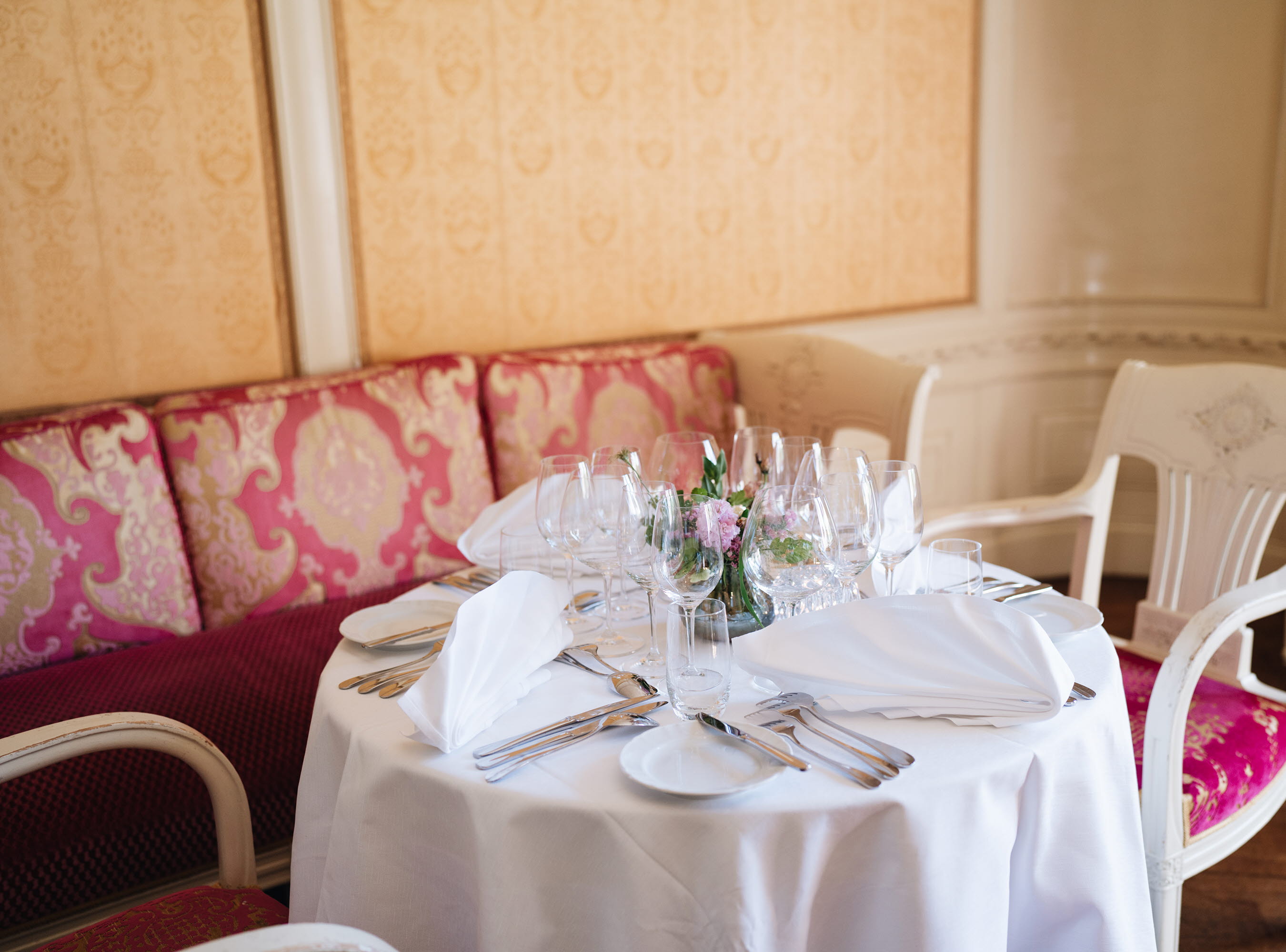 Fint dukat bord med vit duk.