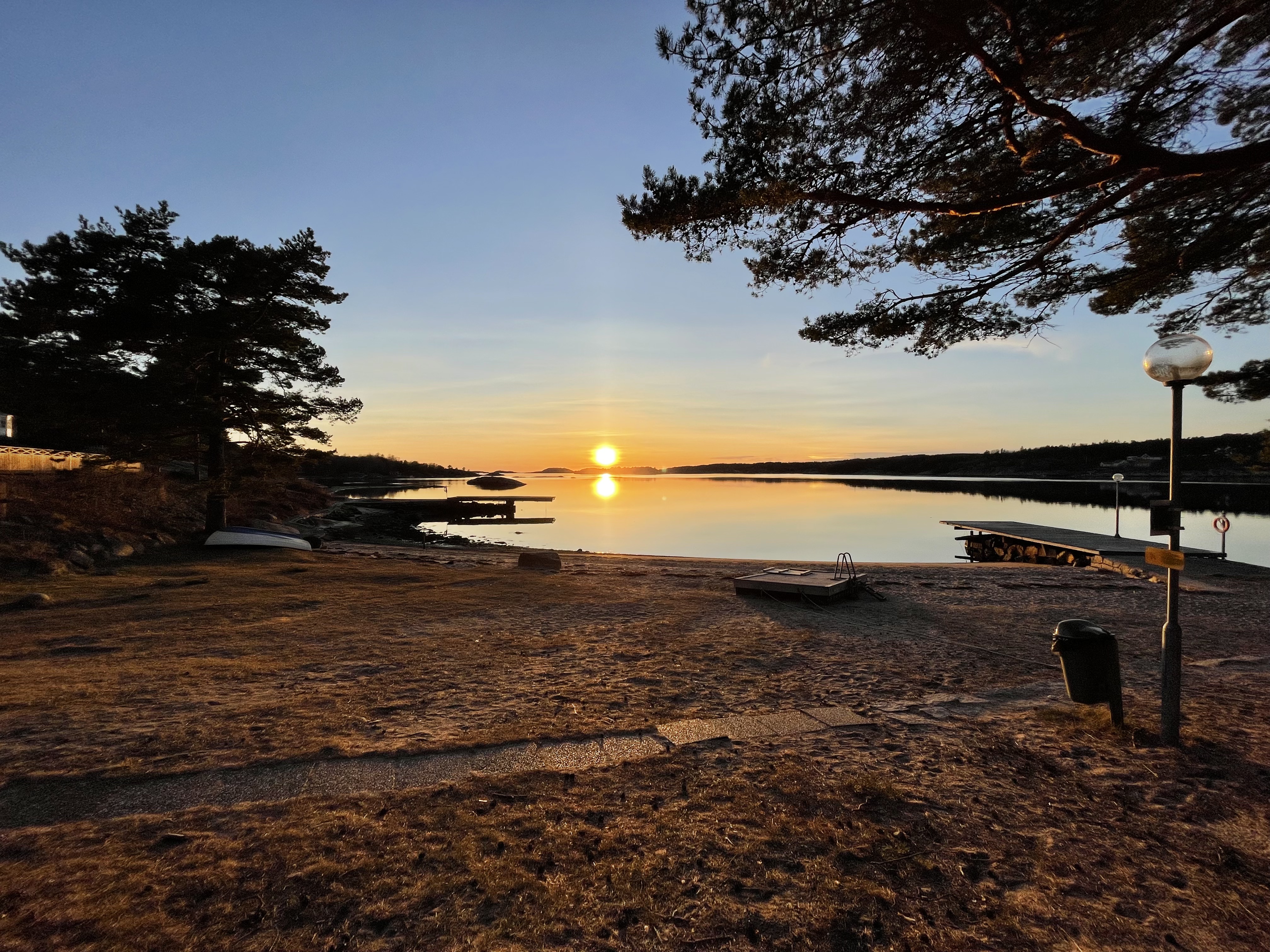 En solnedgång över en vattenförekomst.