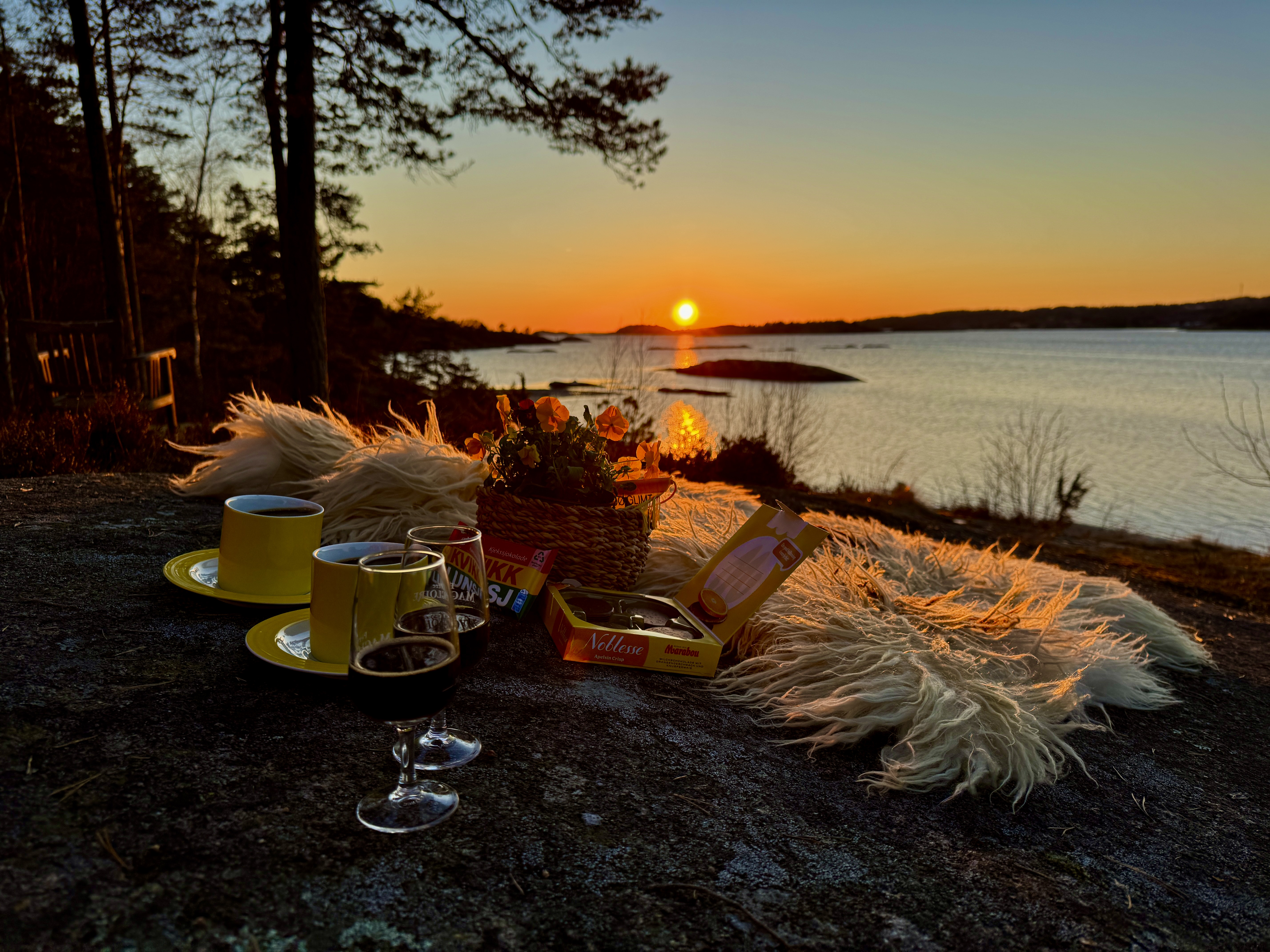 En solnedgång över en vattenförekomst.
