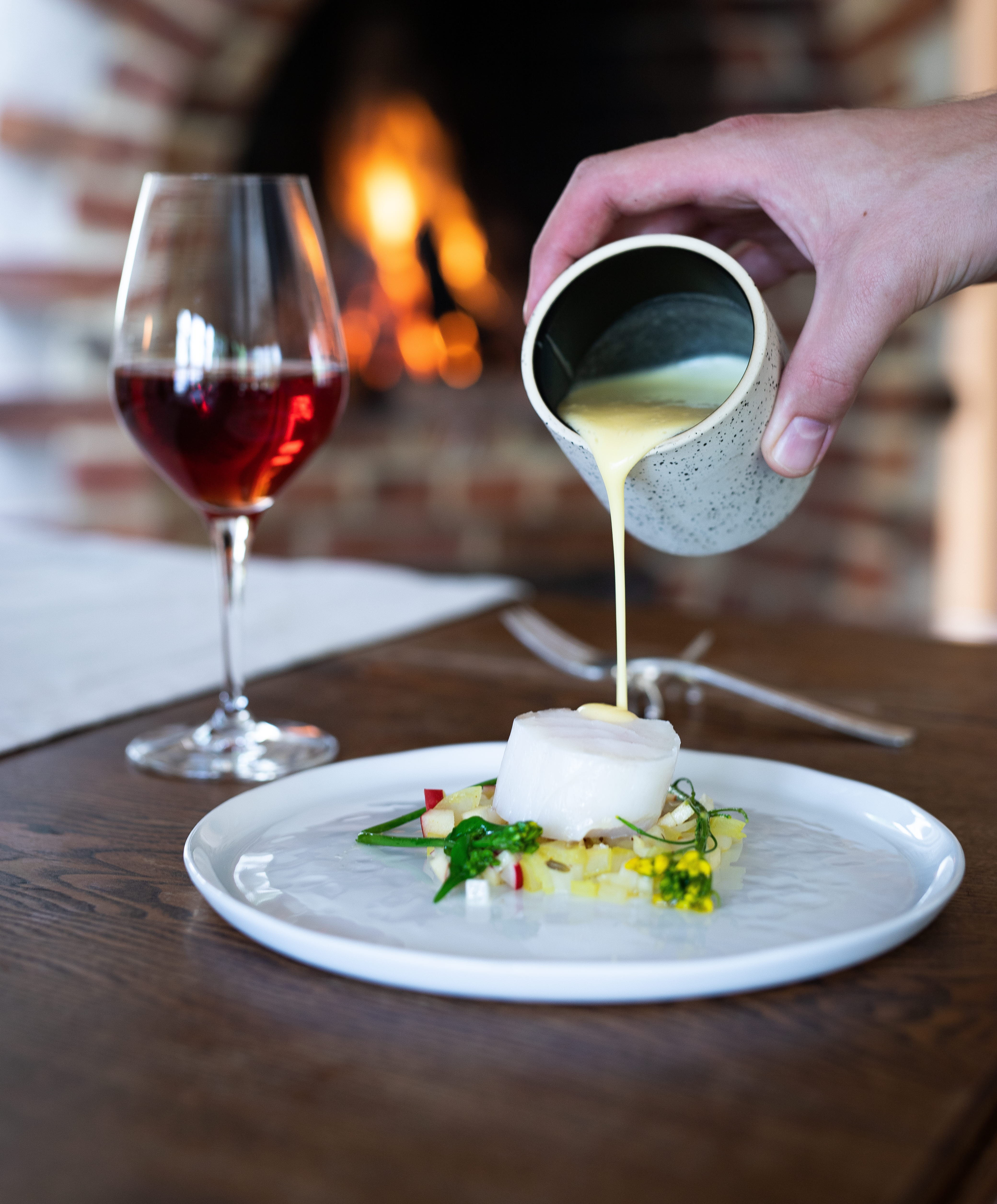 Tallrik med lyxig mat och ett glas vin.