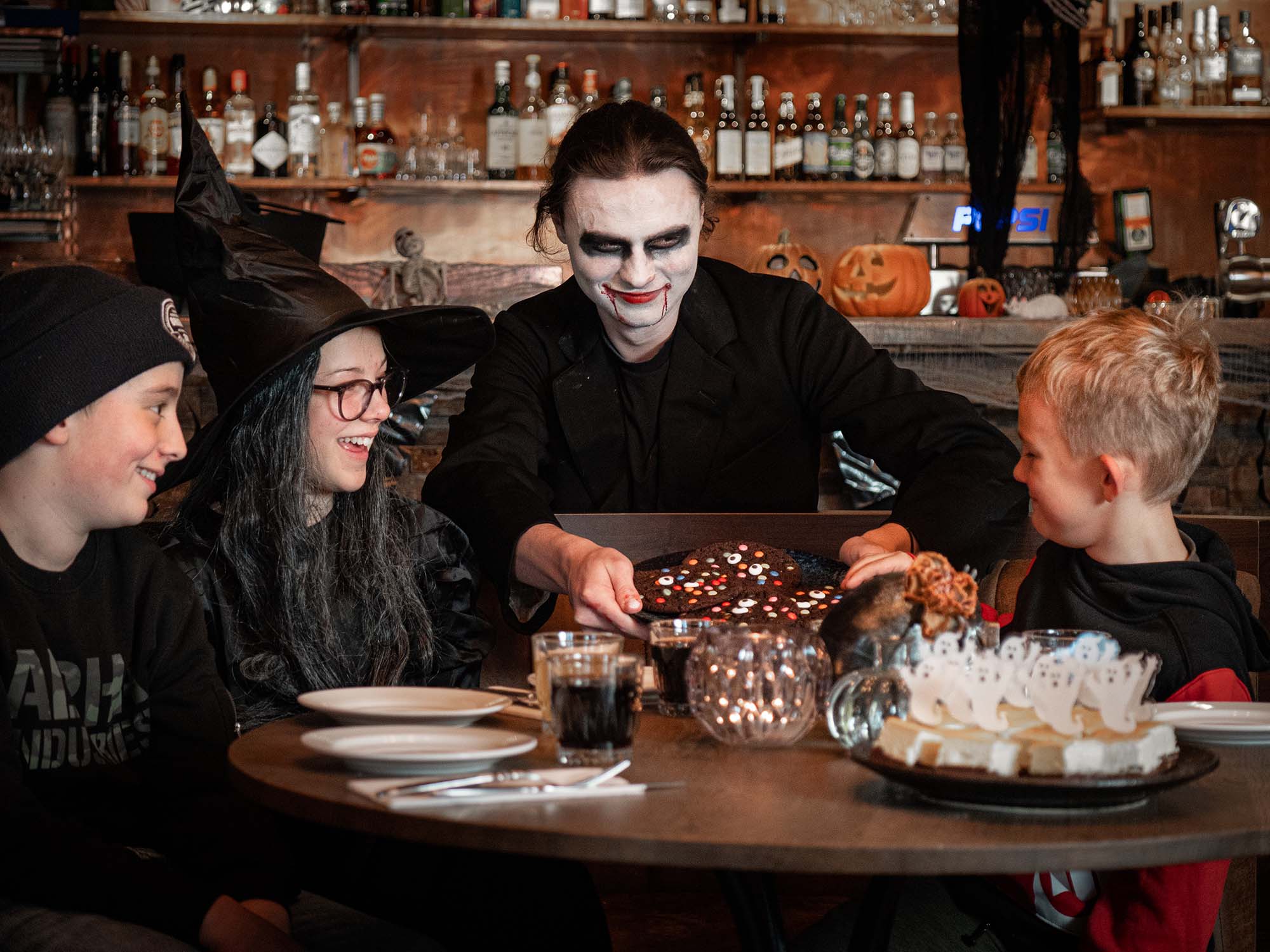 Barn blir serverade fika på halloween