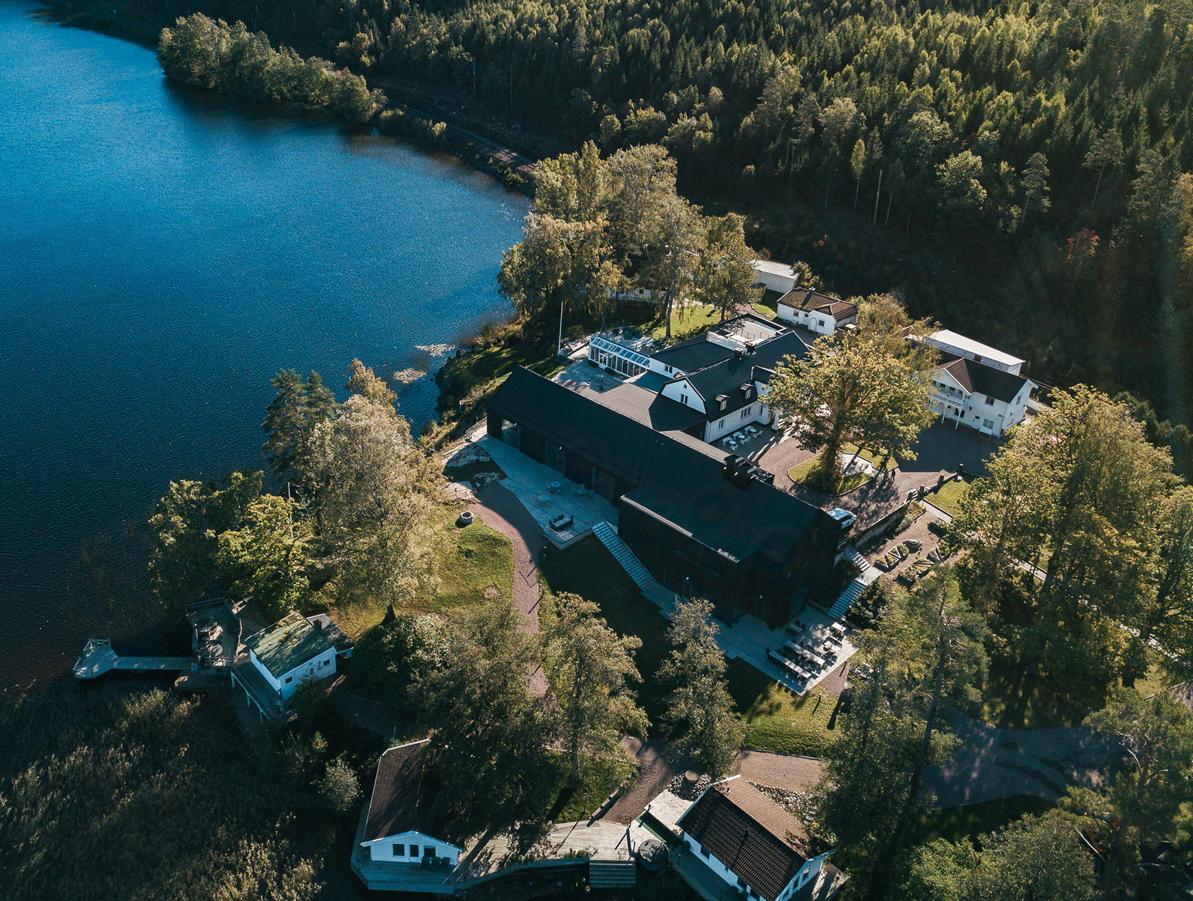 Flygbild över Hällsnäs vid sjön Långenäs, Mölnlycke
