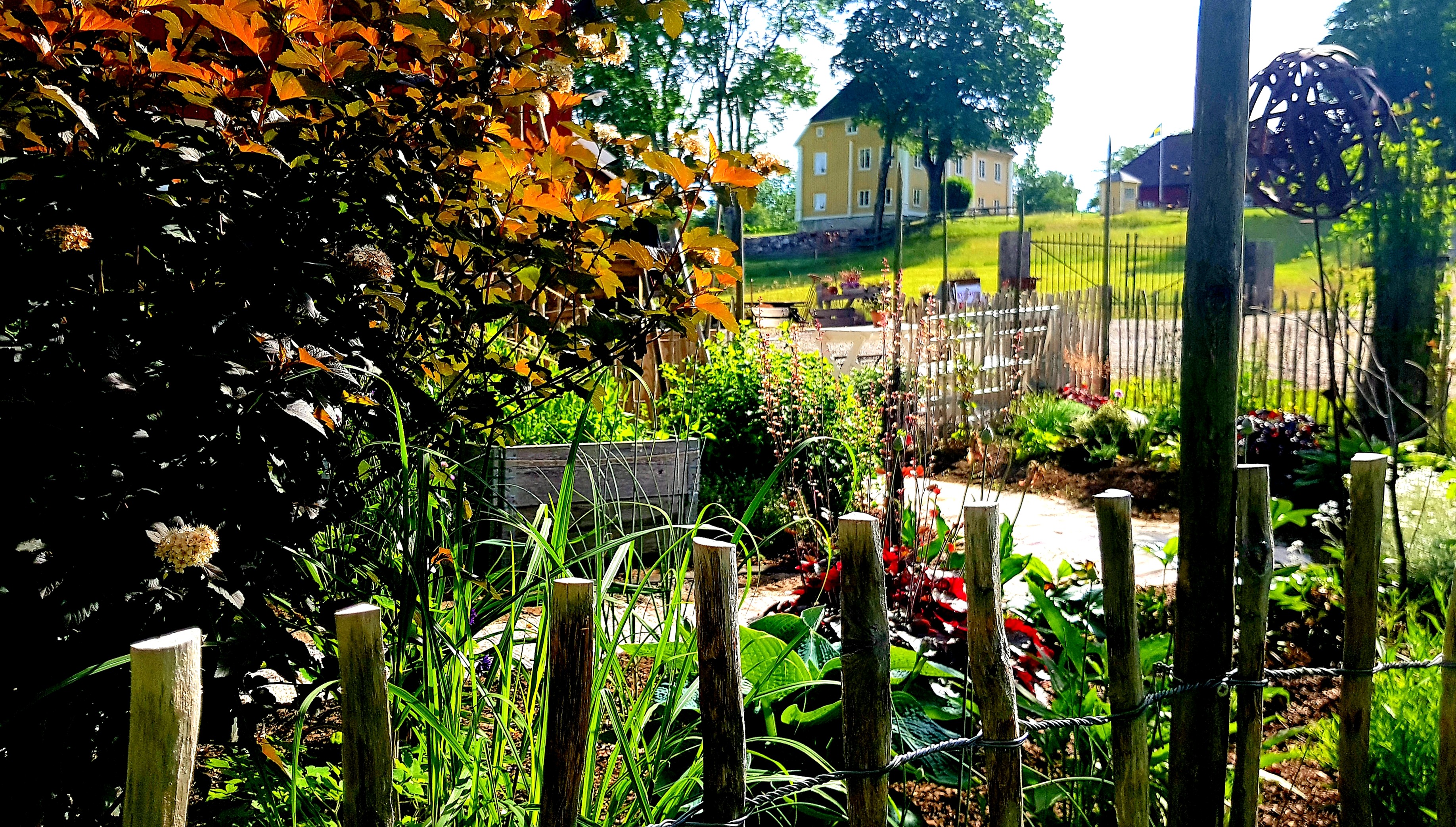 The garden at Hemma på Källebacka.