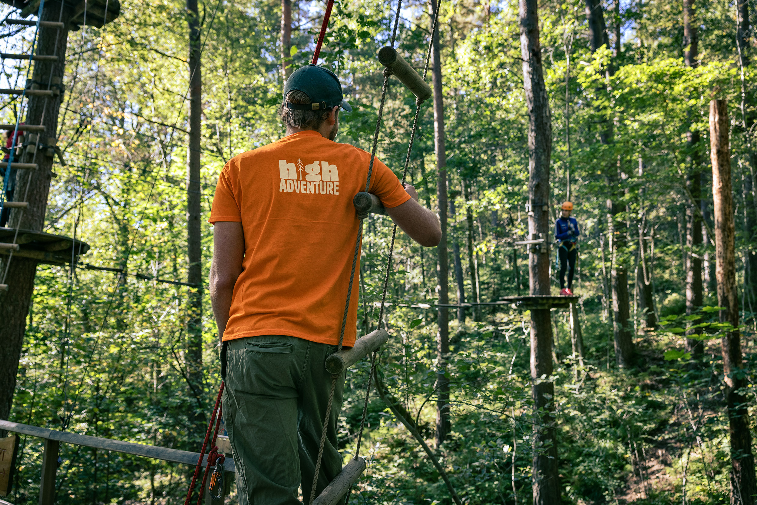 Instruktör och deltagare på High Adventures äventyrsbana