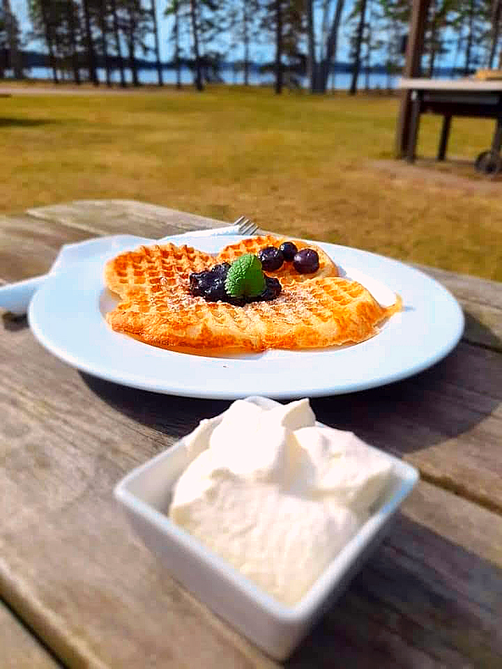 Nygräddad våffla med sylt och grädde