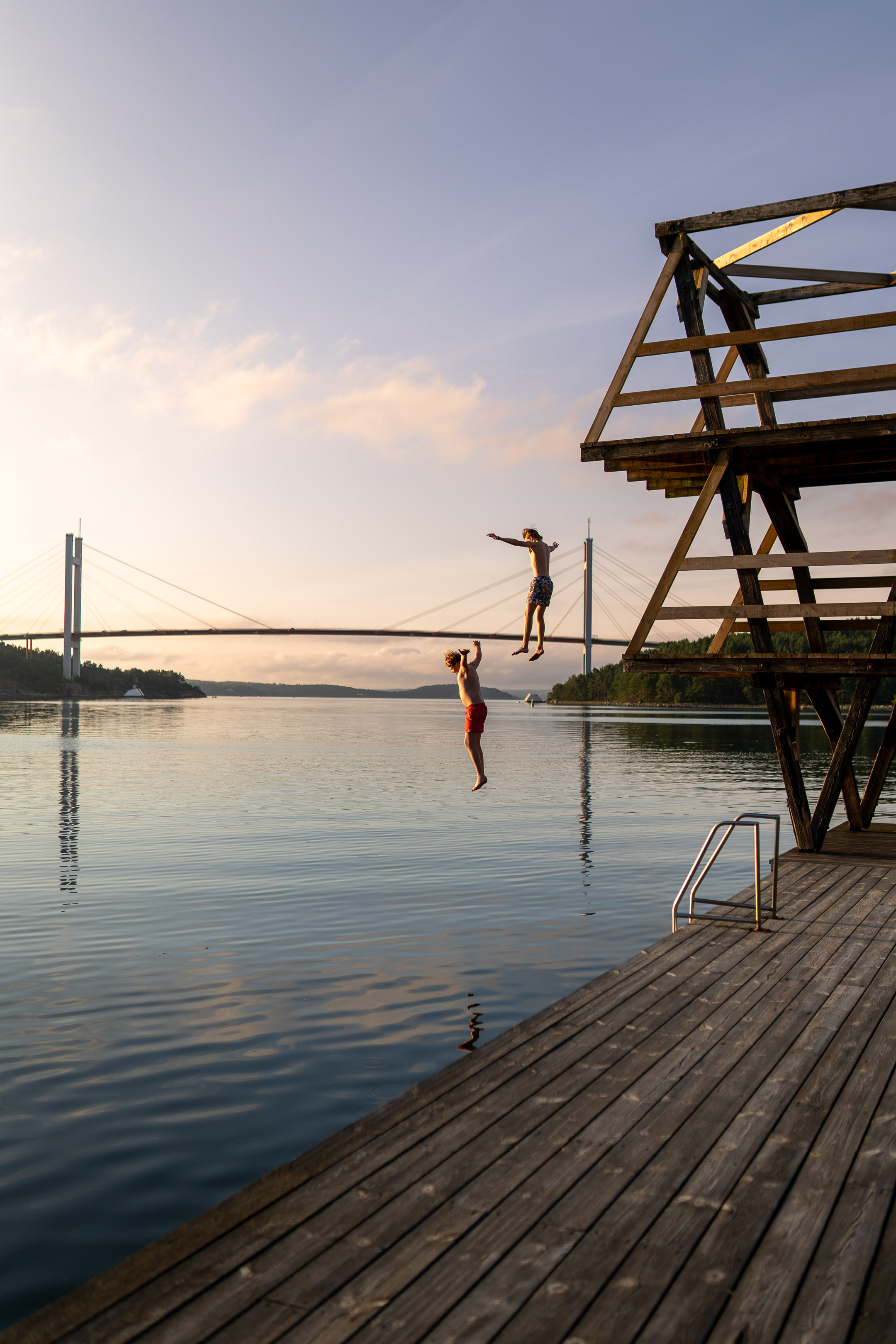 Badgäster hoppar från hopptorn vid Lilla Brattön, Tjörn
