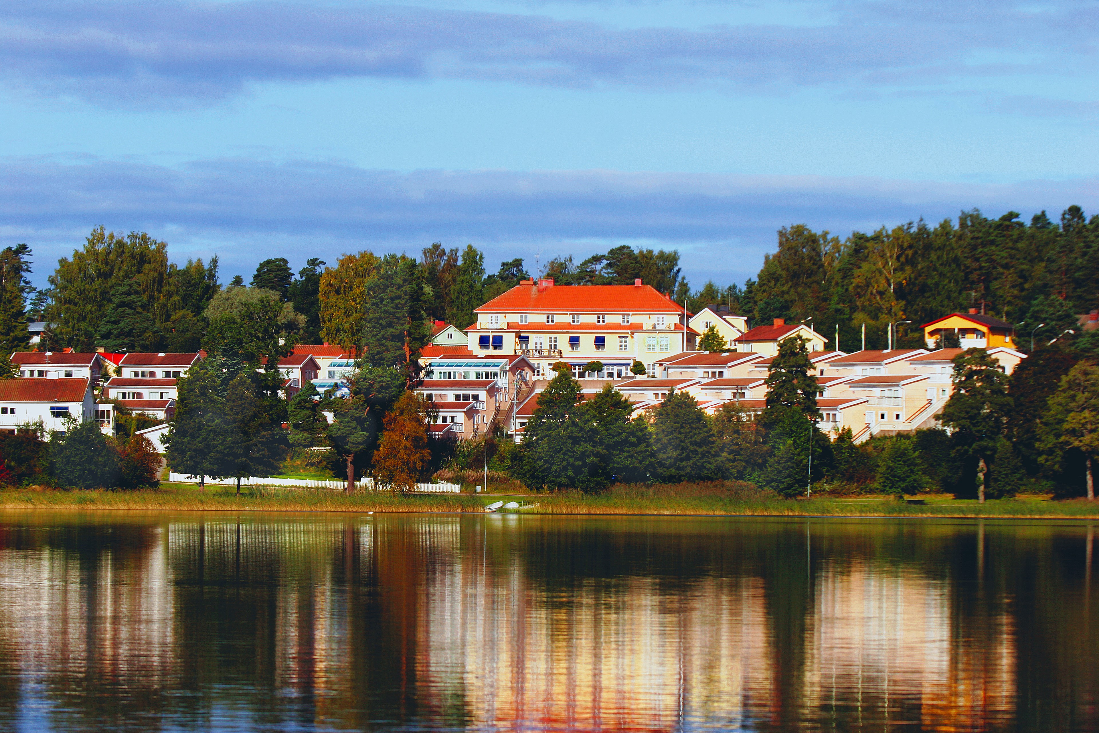 Vacker vy från Dalslands kanal över Hotell Dalsland.