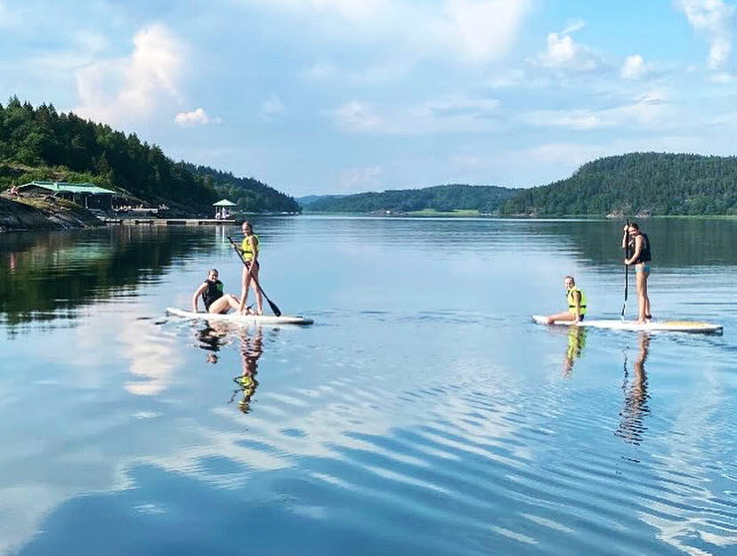 Hotellgäster paddlar på SUP-brädor på Gullmarsfjorden