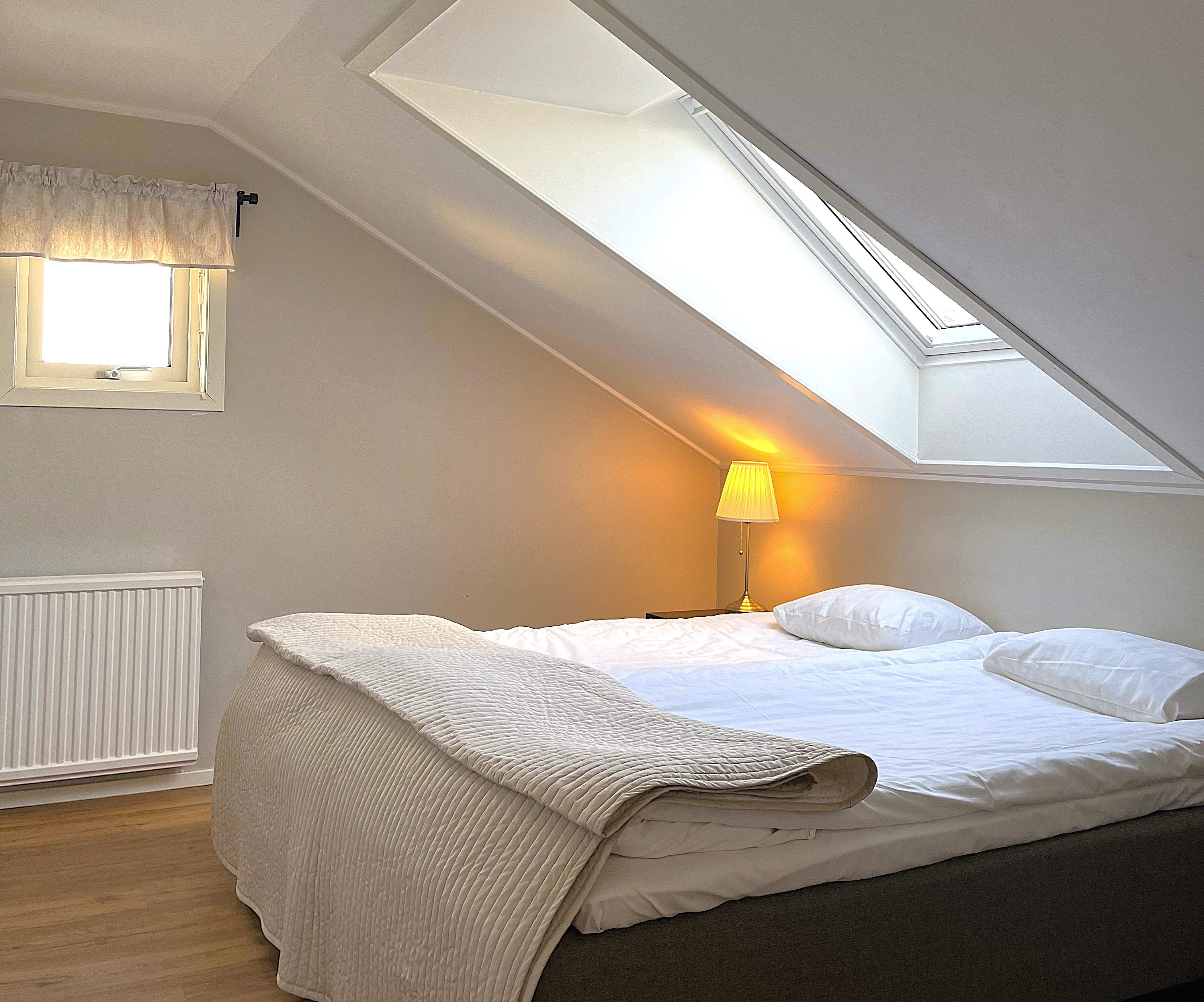 Hotellrum med dubbelsäng på Villa Solviken