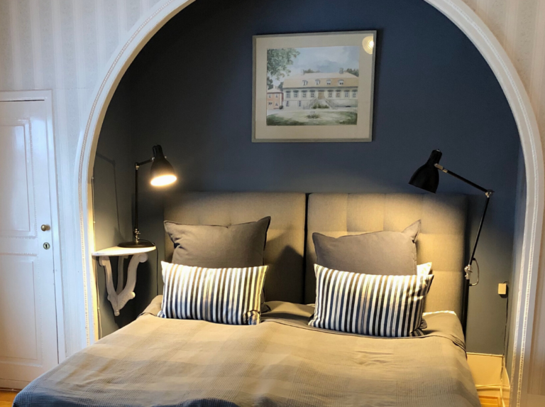 A double bedroom at Brunsbo Gästgifveri manor house