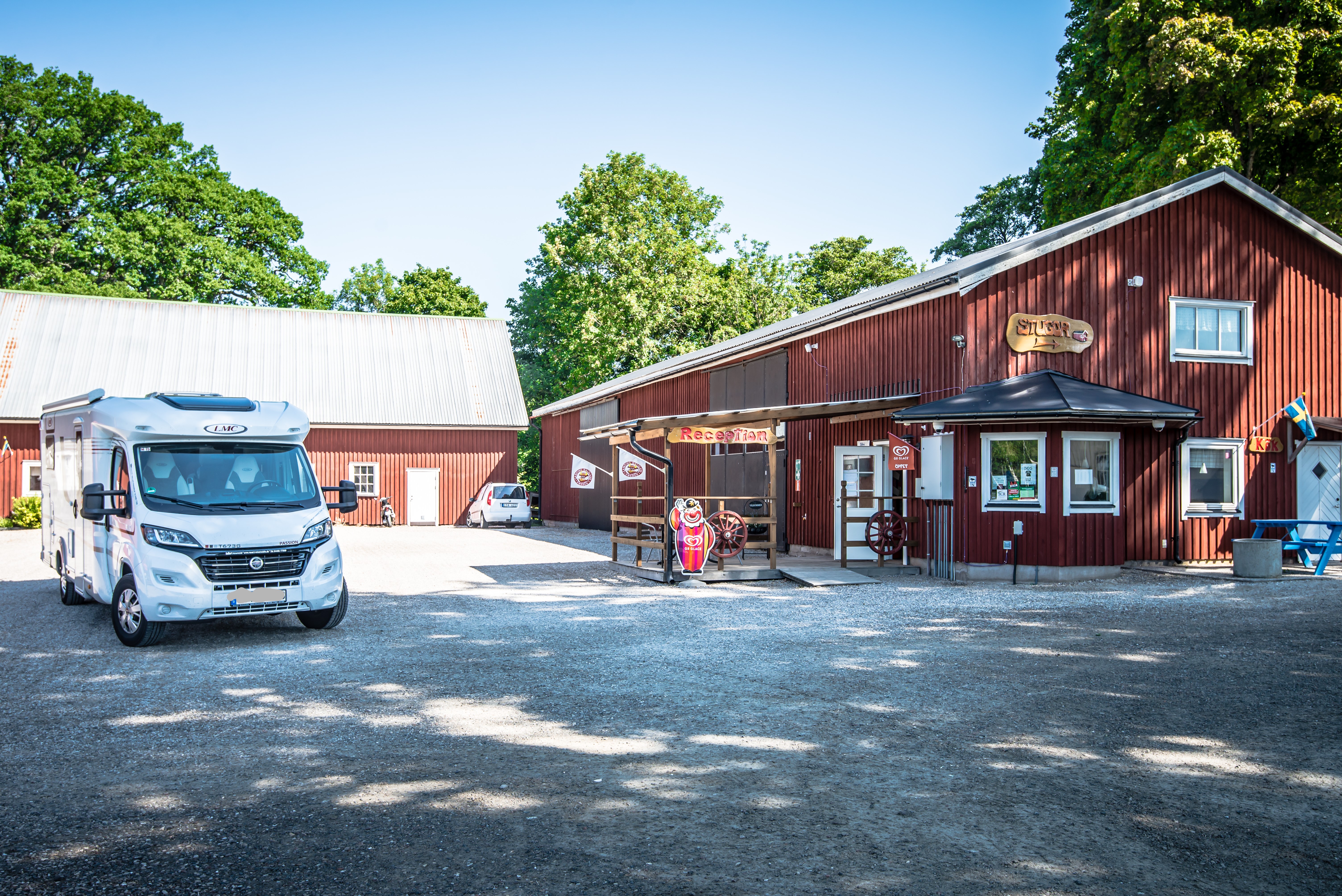 Husbil framför receptionsbyggnaden på Kerstins Camping