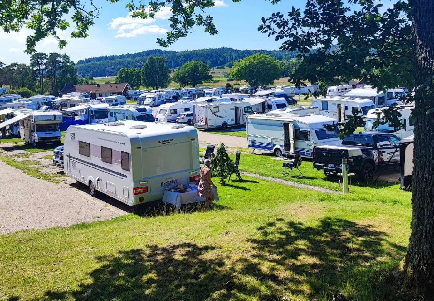 Husbilar och campare på Unda Camping & Resort